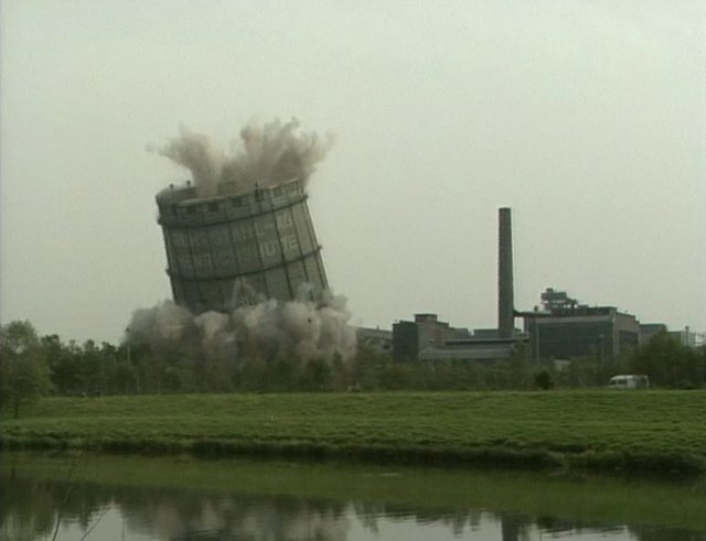Sprengung des Gasometers auf der Henrichshütte in Hattingen 1994.
Foto: LWL