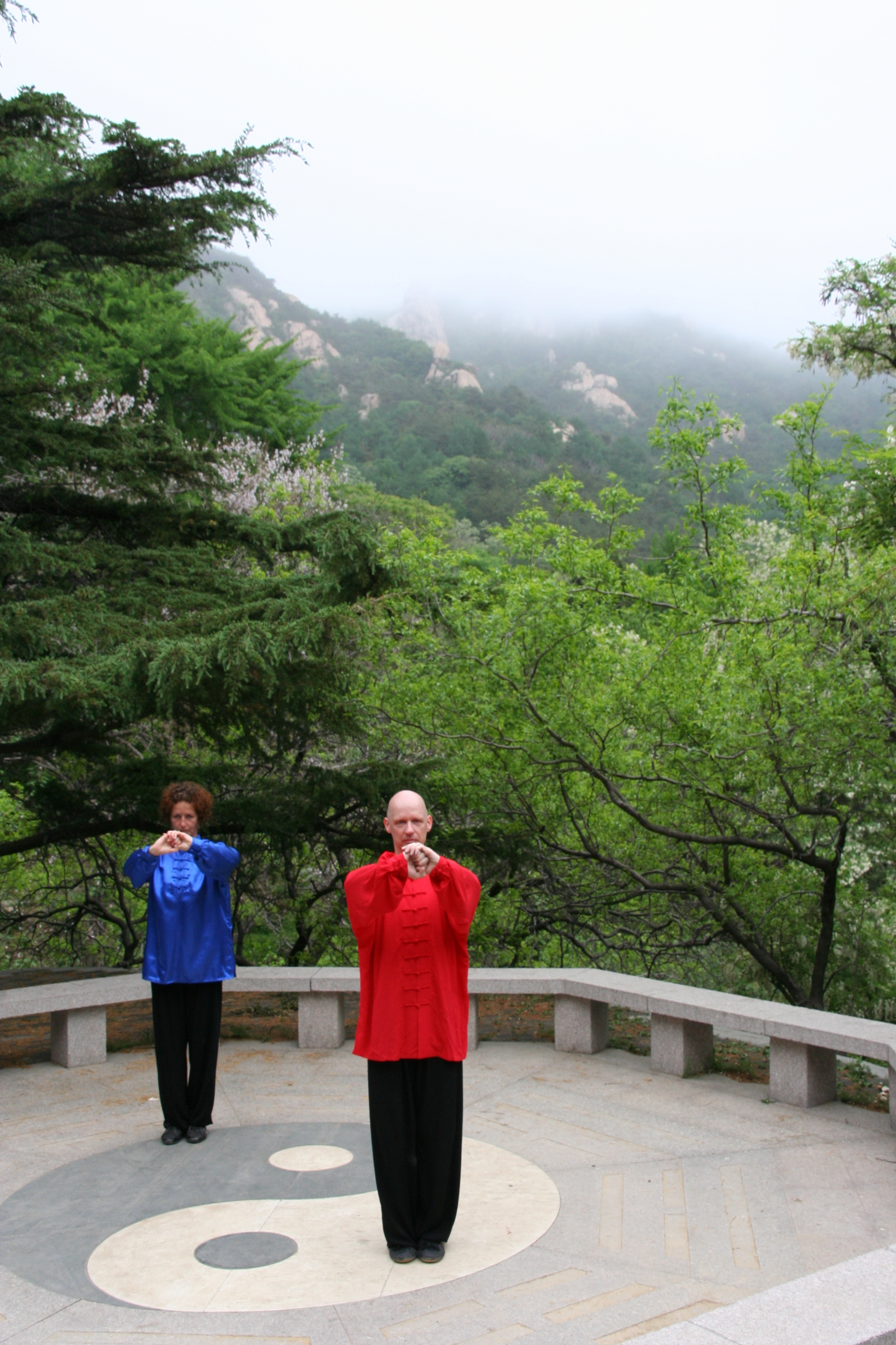 Qigong in den Bergen des Laoshan-Gebirges in CHina bei Qingdao.