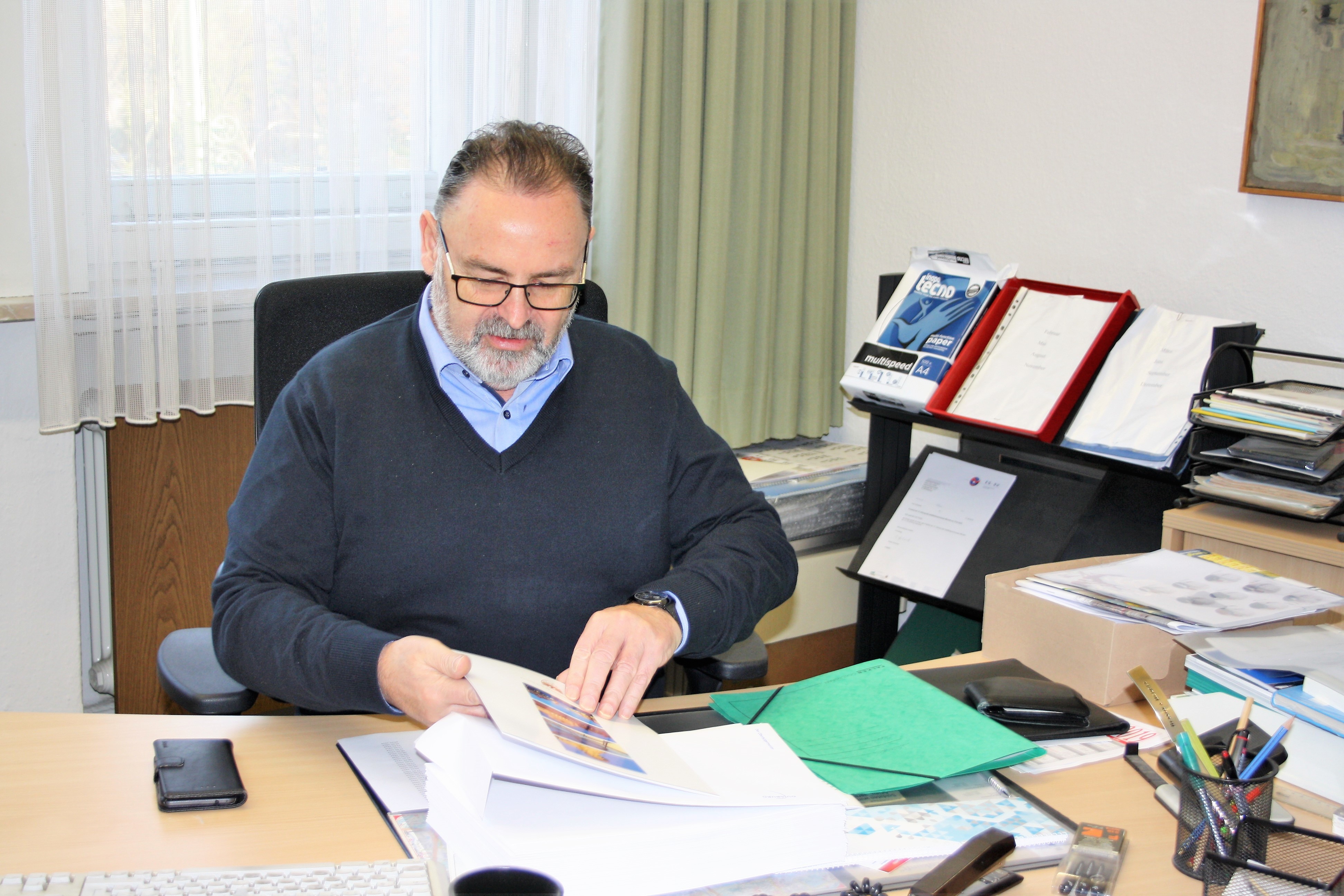 Fast täglich erhält Uwe Heider viele Briefe mit Anregungen, Bitten, Sorgen und Kritik, aber auch Dank und Lob. „Alles wird beantwortet, nichts wird unter den Teppich gekehrt“, so der Bezirksbürgermeister.
Fotos: Reiner Terhorst