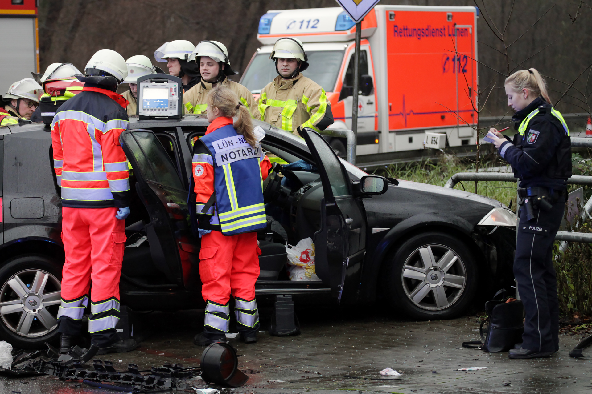 Rettungskräfte kümmerten sich um die im Renault eingeschlossene Frau.