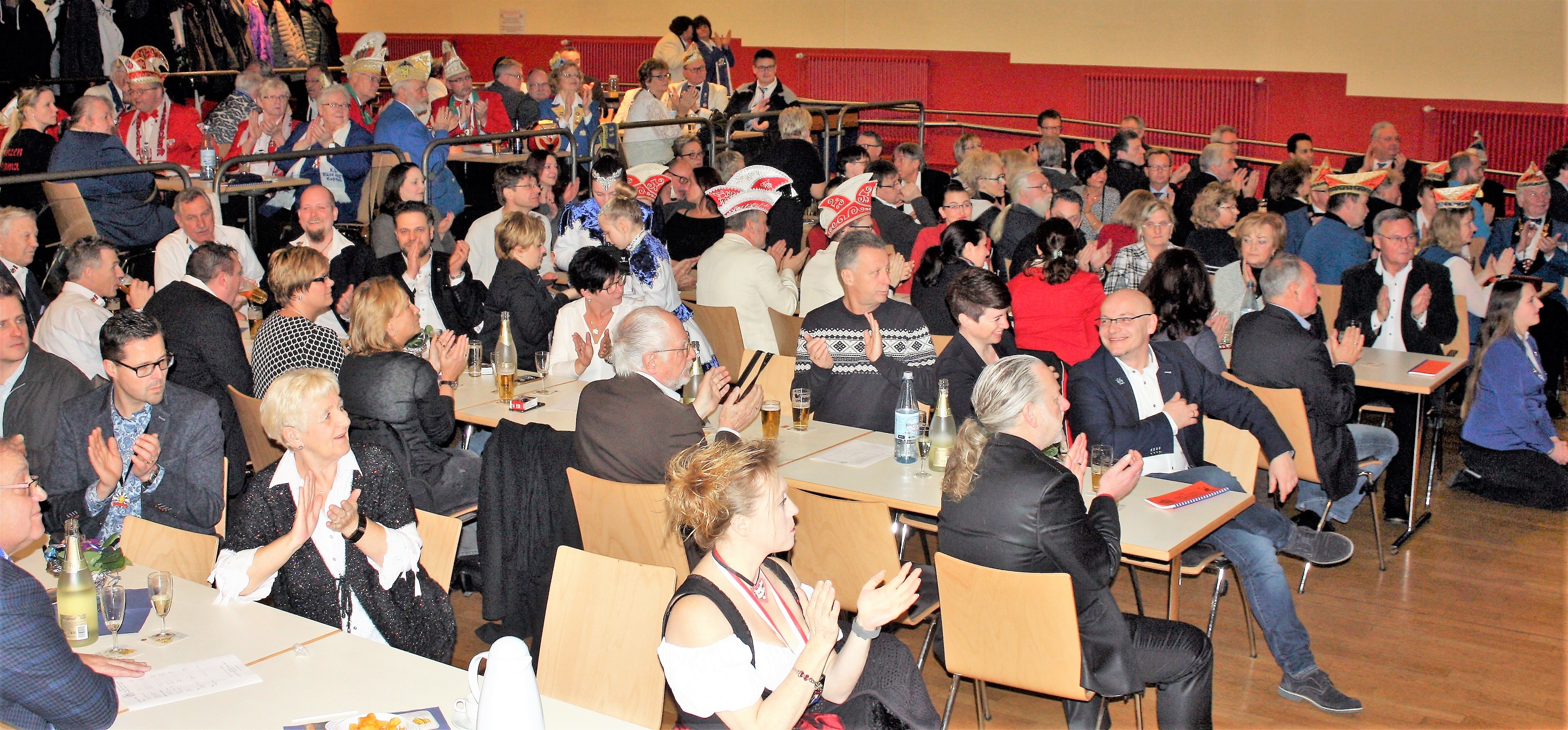 Im voll besetzten Bürgerhaus Neumühl war beim letztjährigen Neujahrsempfang der Pils-Sucher wieder alles vertreten, was im Stadtteil Rang und Namen hat. Das wird sauch morgen nicht anders sein.
Foto: Reiner Terhorst