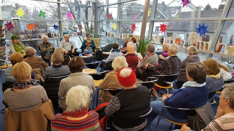 Vor rund 30 interessierten Lesefreunden im Wintergarten der Bibliothek Brackel…
