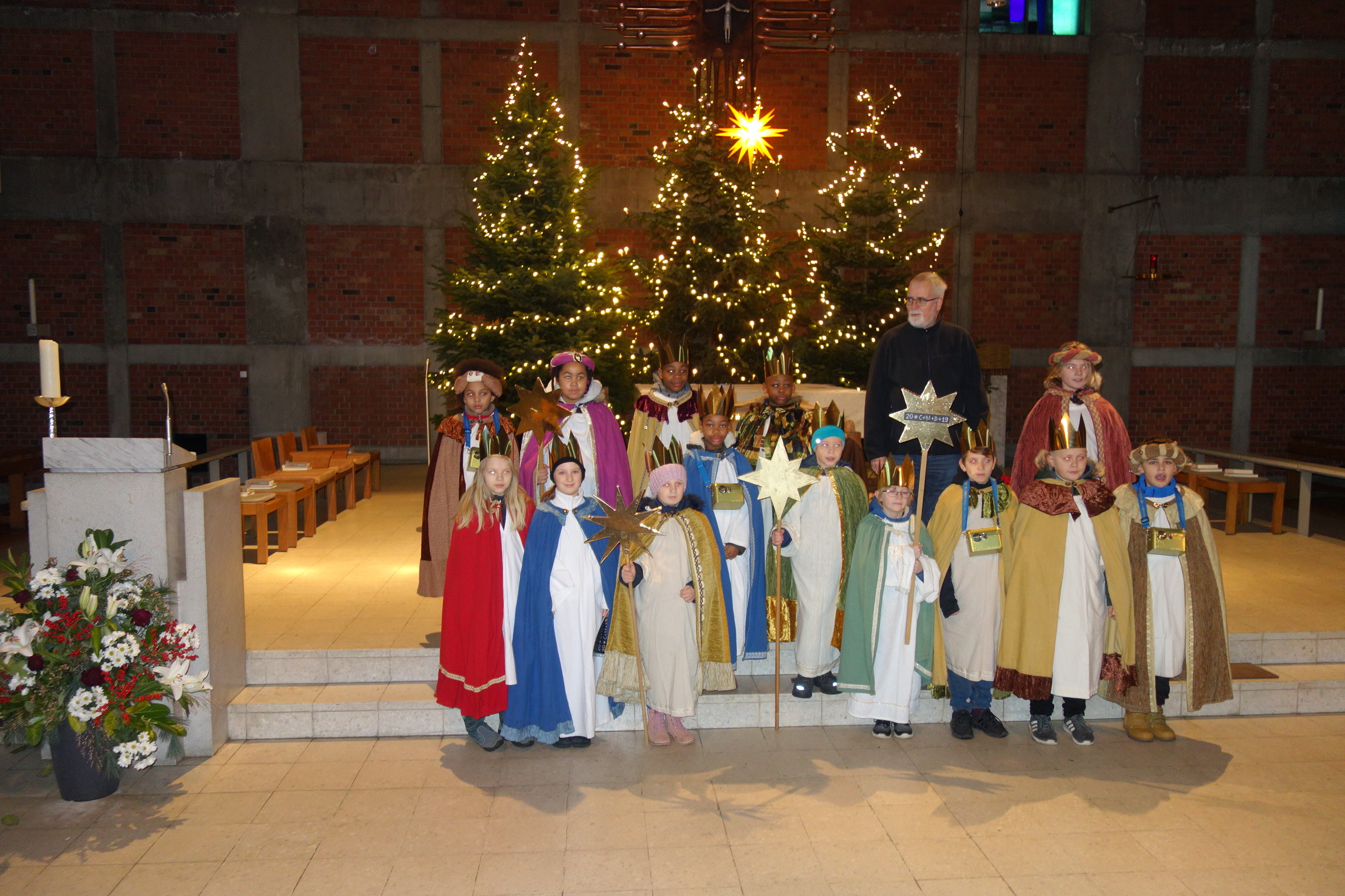 Nach der Ansprache und dem Segen von Pastor Ludger Blasius an die Sternsinger - Auszug aus der Kirche.
