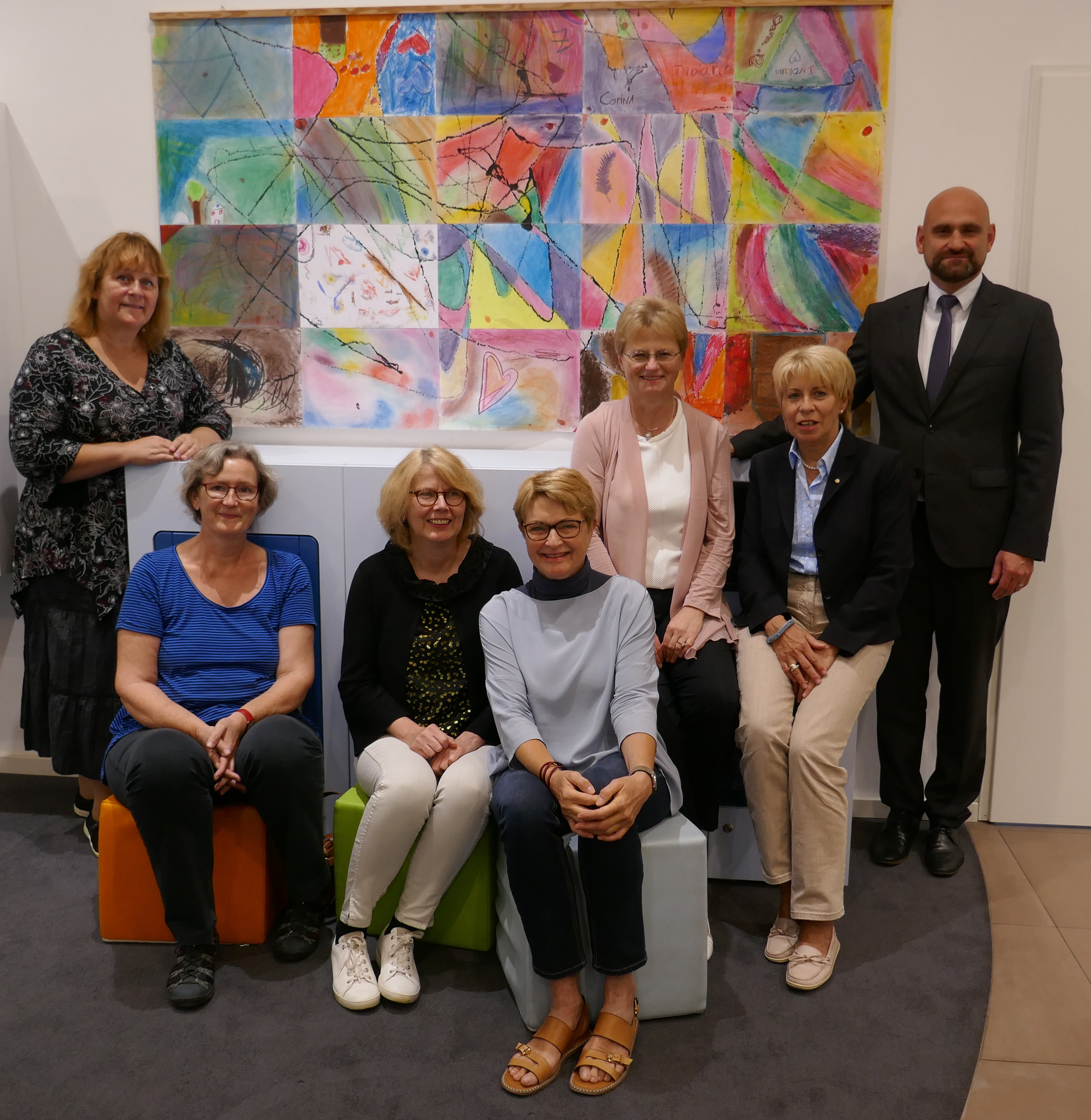 Das große Bild der Bunten Schule. Die Personen auf dem Foto von rechts: Christian Seidler - Leiter der Deutschen Bank in Dortmund /
(SI Club Dortmund) Cornelia Weinand, Beata Kulicki (Präsidentin), Dr. Barbara Baier, Sibylle Giesebrecht, Jutta Siener - Bunte Schule, Bettina Brökelschen (SI Club Dortmund)