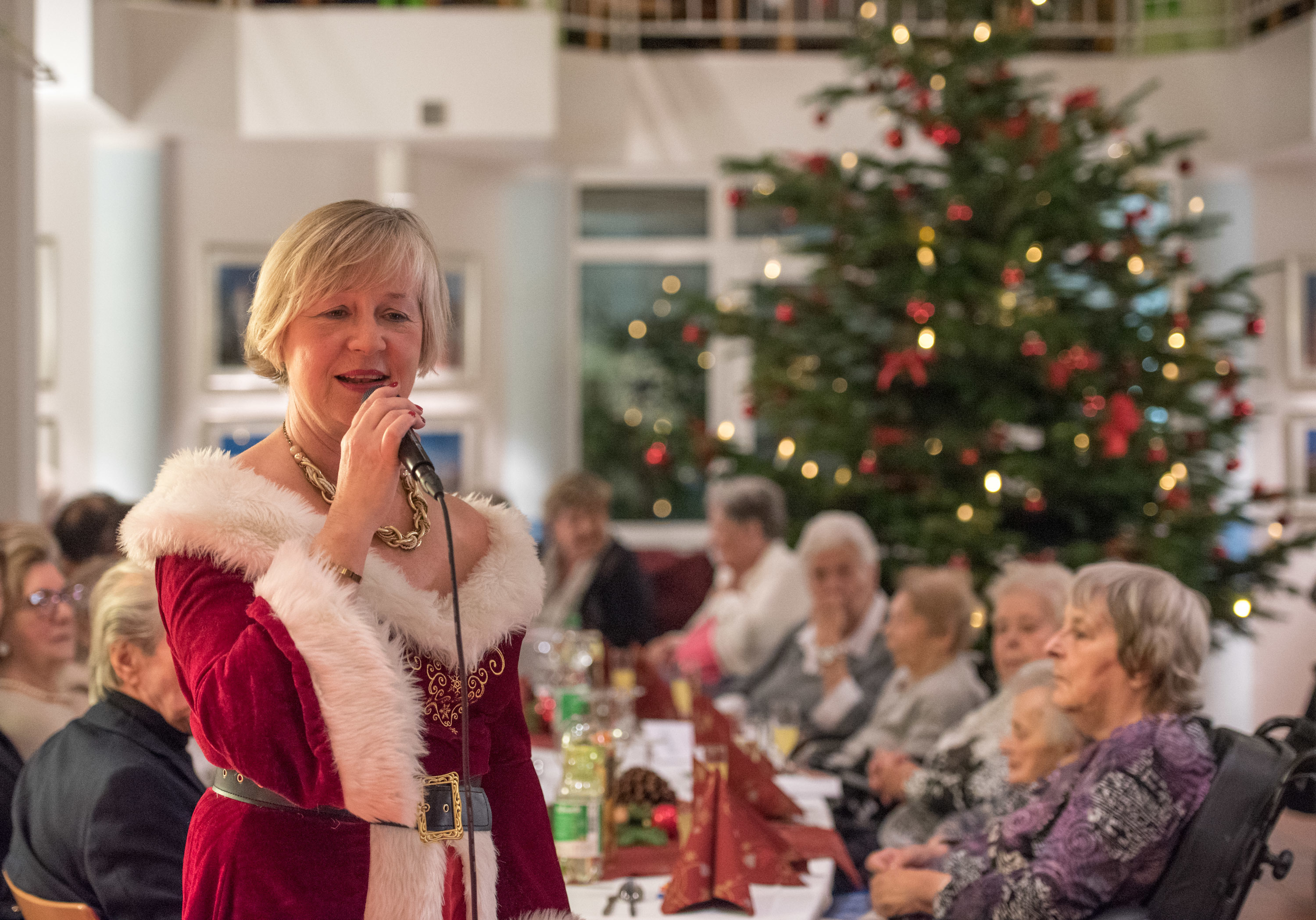 Sängerin Susanne Teutenberg trug im roten Samtkostüm die schönsten Weihnachtslieder im Seniorenstift Bethanien vor.