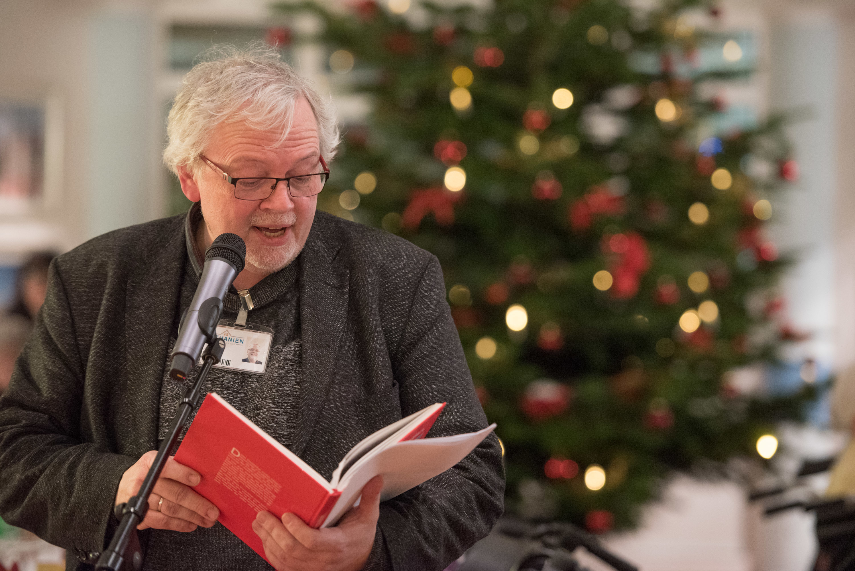 Pfarrer Ulrich Weyand las bei der Weihnachtsfeier im Seniorenstift Bethanien die Weihnachtsgeschichte.