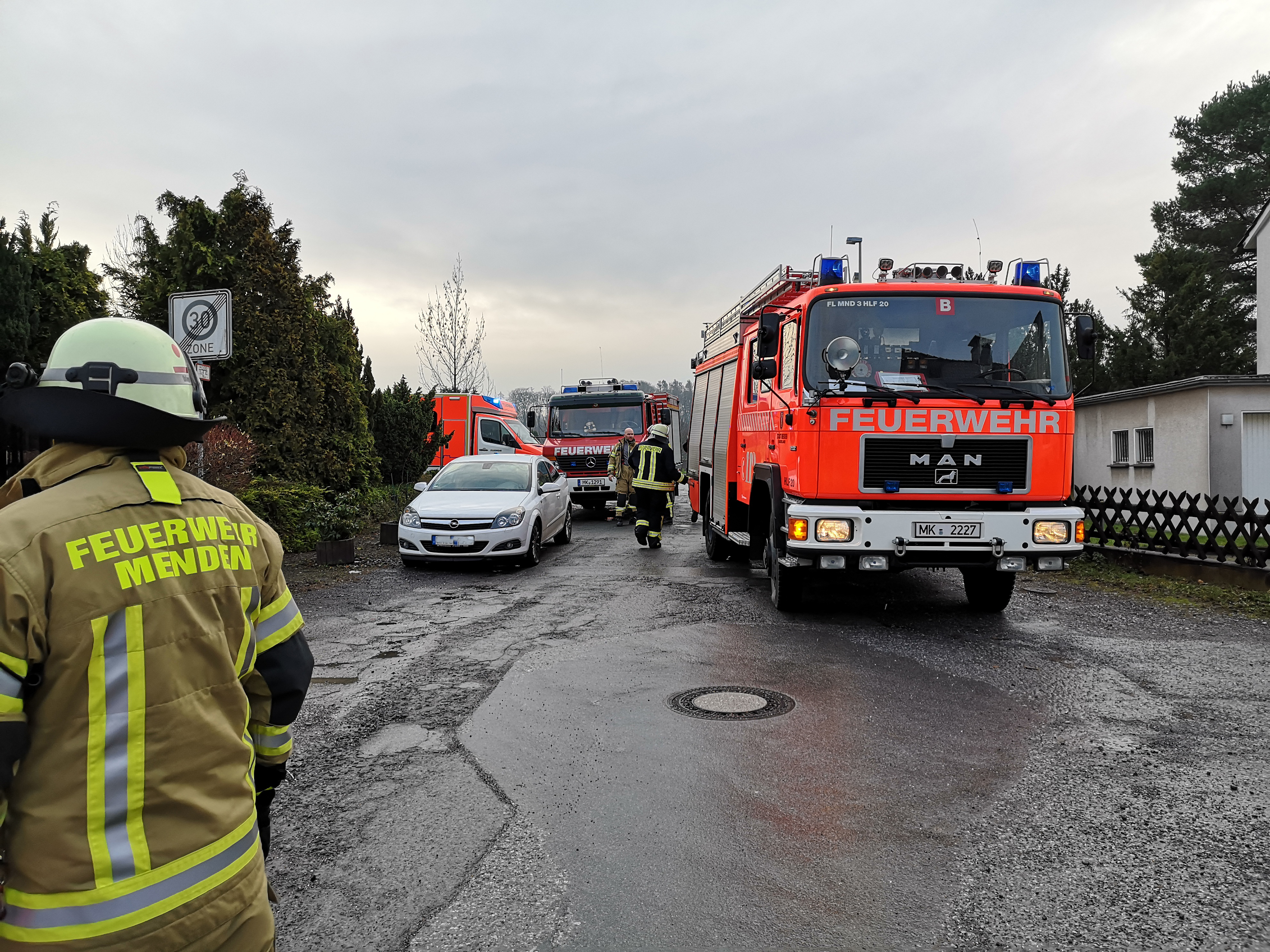 Rund 30 Einsatzkräfte waren für eine Stunde im Mendener Ortsteil Schwitten im Einsatz. Foto: Feuerwehr Menden