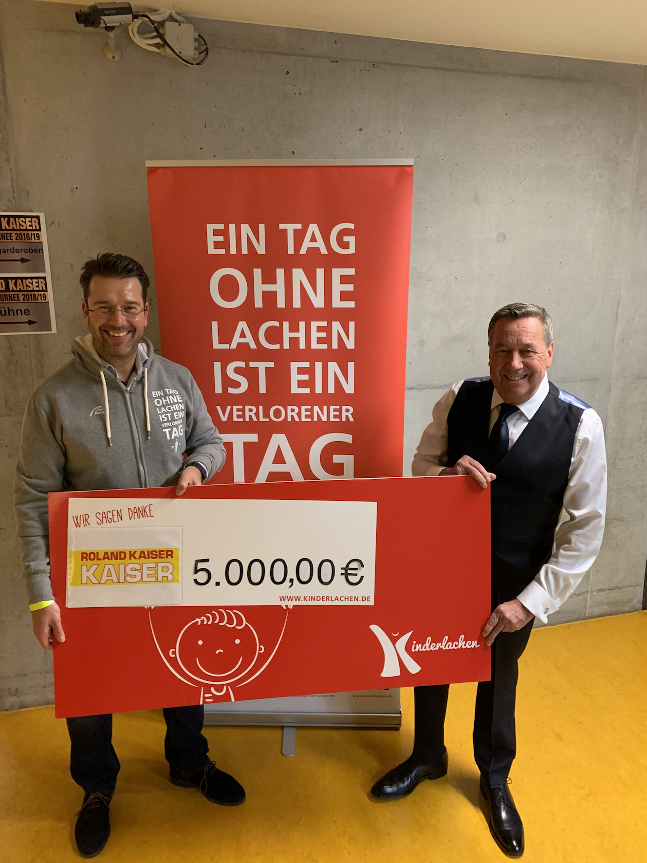 Marc Peine (links), Mitgründer des Vereins Kinderlachen, nahm den Spendencheck von Kinderlachen-Botschafter Roland Kaiser entgegen.