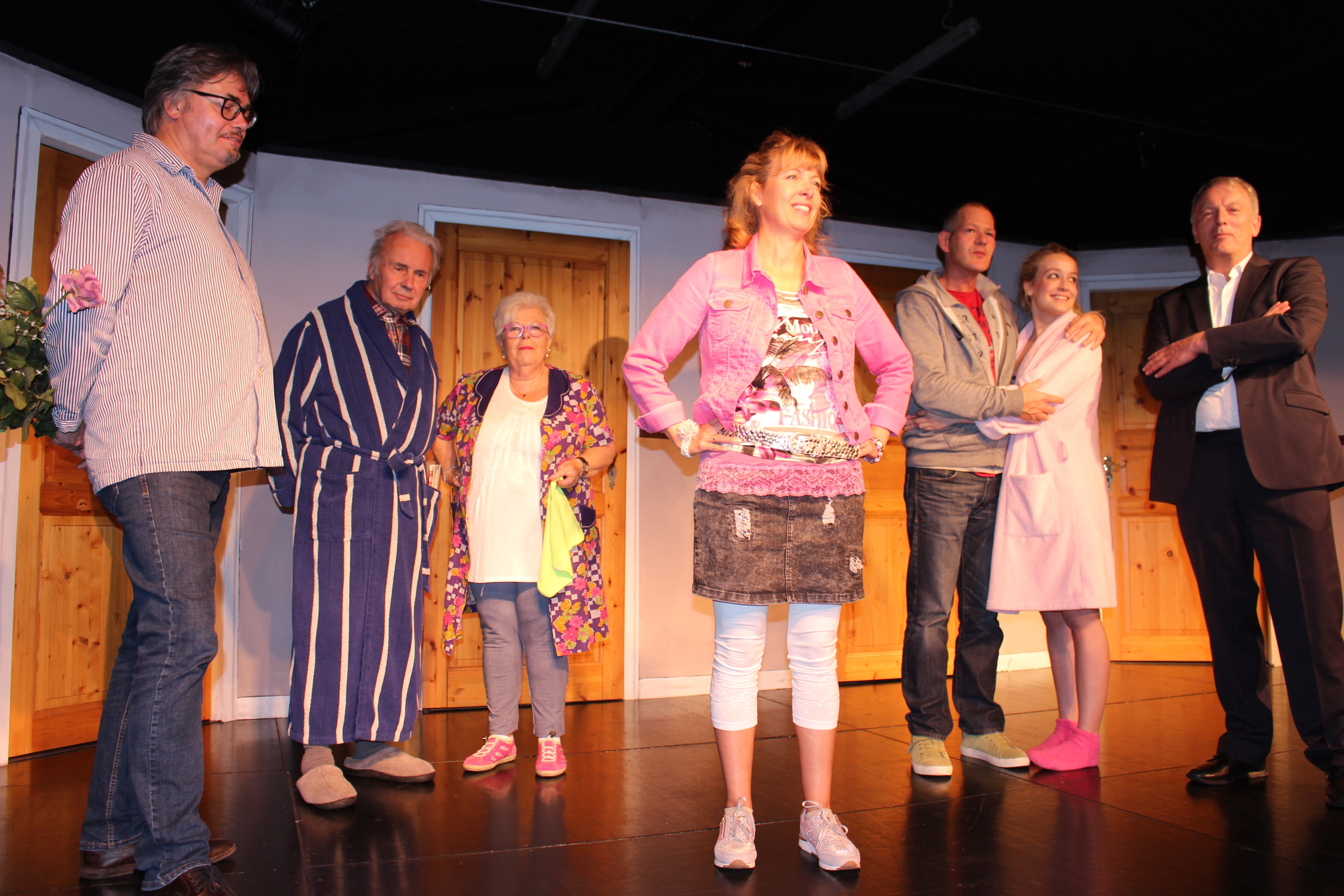 Haben "Tratsch im Treppenhaus": Stefan Alberts, Rudolf Maier, Reni Retzlaff, Petra Wagner, Holger Bernsmann, Elli Midderhoff und Ralph Lübbenjans (v. l.)