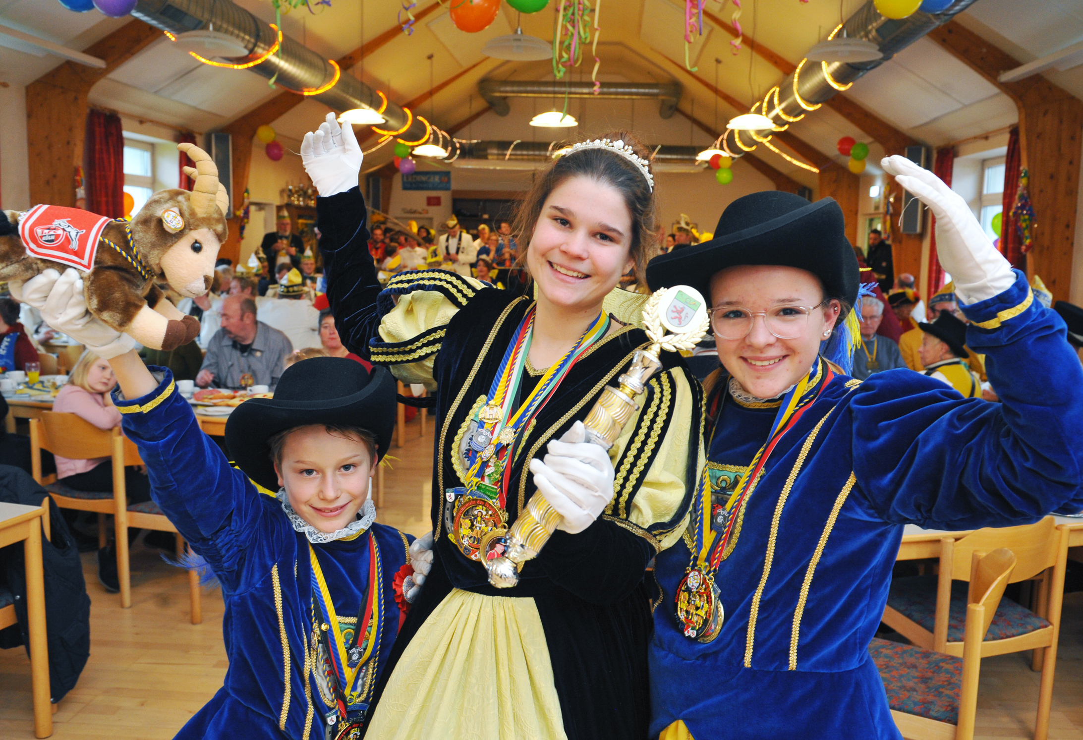 Langenfeld Helau! Die Kindertollitäten, Prinzessin Carina-Zoé, Pagin Vivien und Page Piet, nahmen im Reusrather Schützenheim ihre Prinzenburg ein.