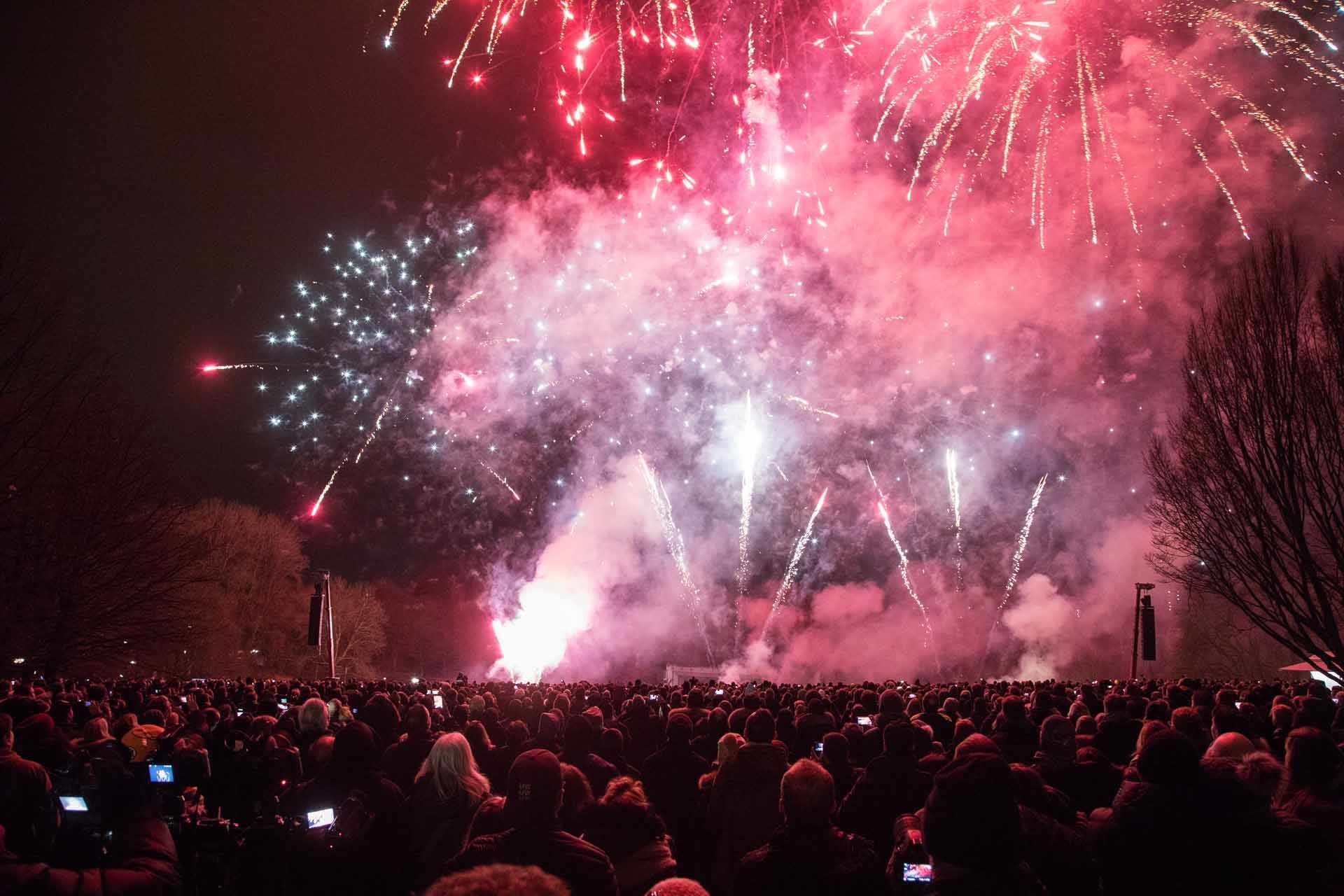 Beim Musik-Feuerwerk reggnen meterhohe Funkenfontänen vom Winterhimmel.