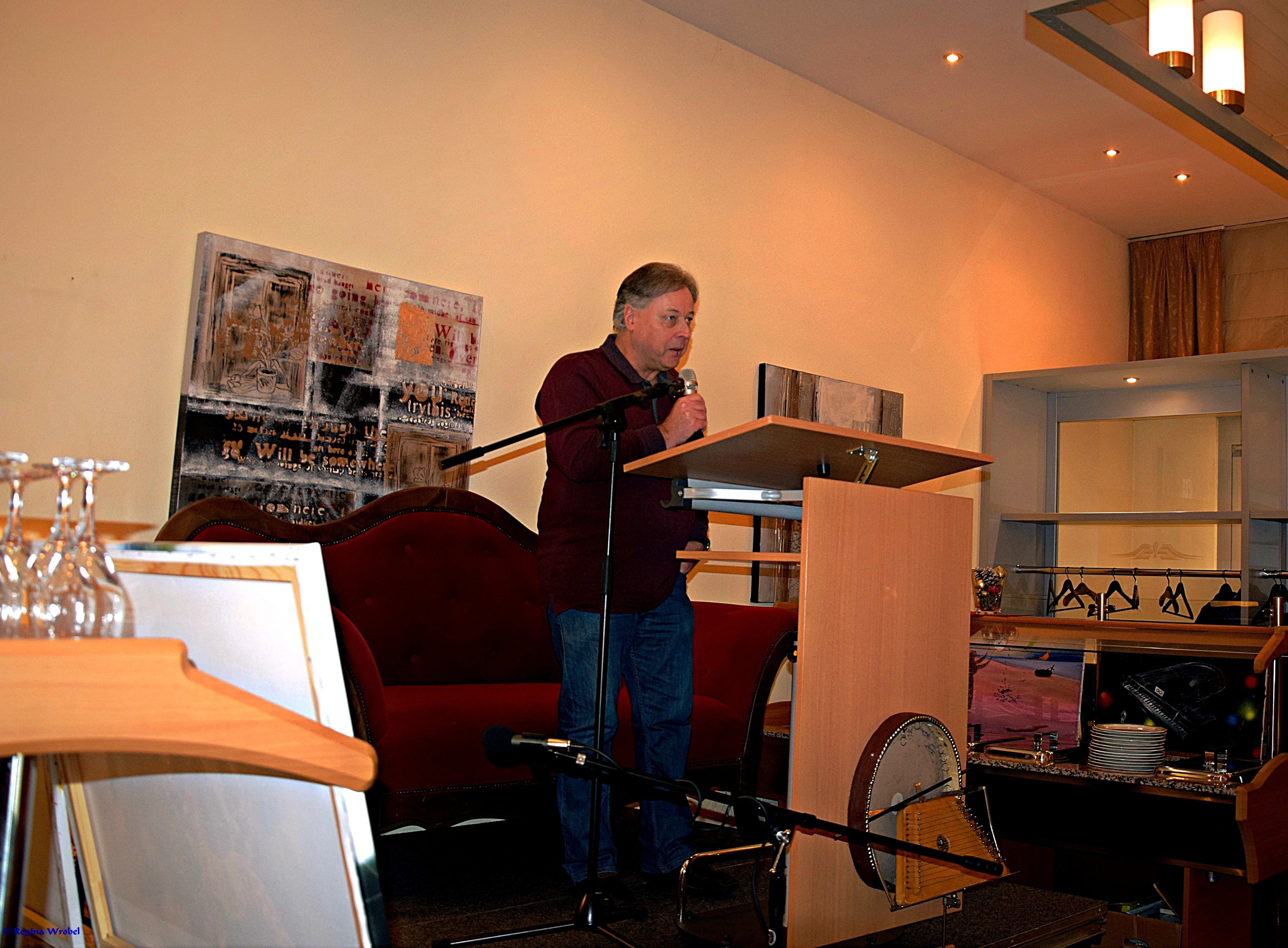 Veranstalter und Lyriker Manfred Wrobel