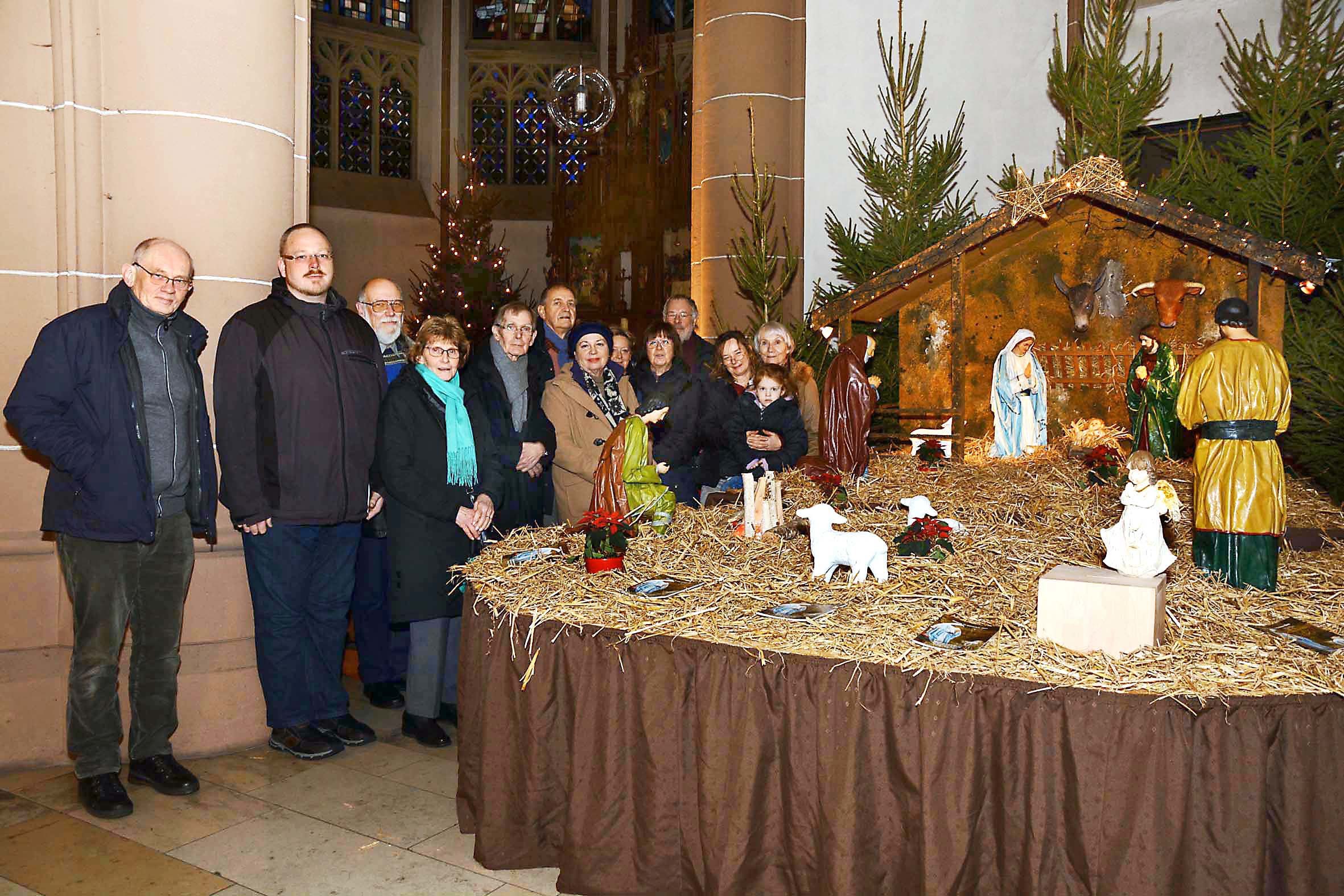 Auftakt des vierten Krippenspaziergangs des Fördervereins Lindenhorster Kirchturm war wieder in der St.-Barbara-Kirche an der Bergstraße, wo Küster Jörg Unterkötter (2.v.l.) die historische Krippe, eine der ältesten in Dortmund, vorstellte.