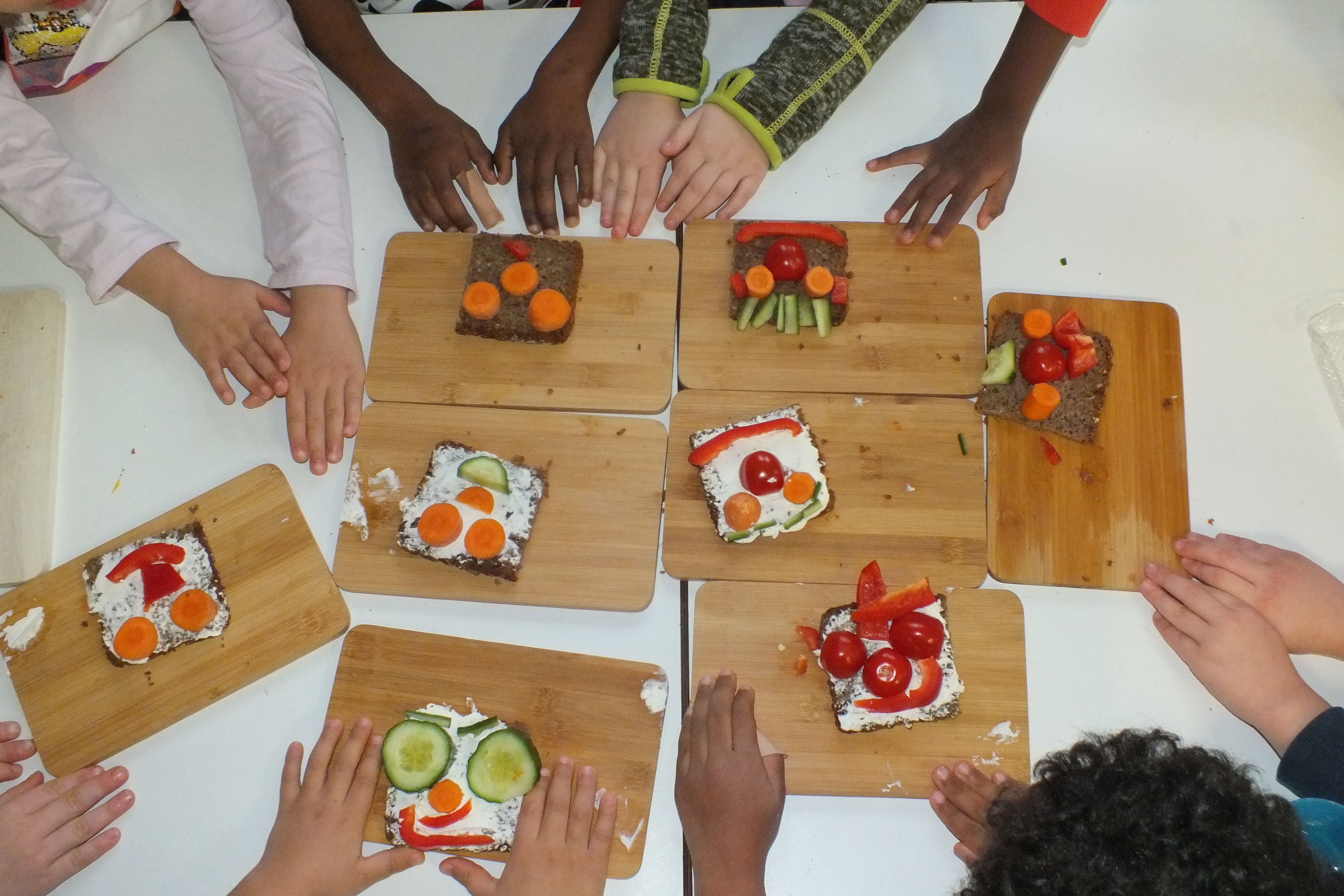 Die Kita-Kinder lernten mit Brotgesichtern ein gesundes Frühstück zu machen.
