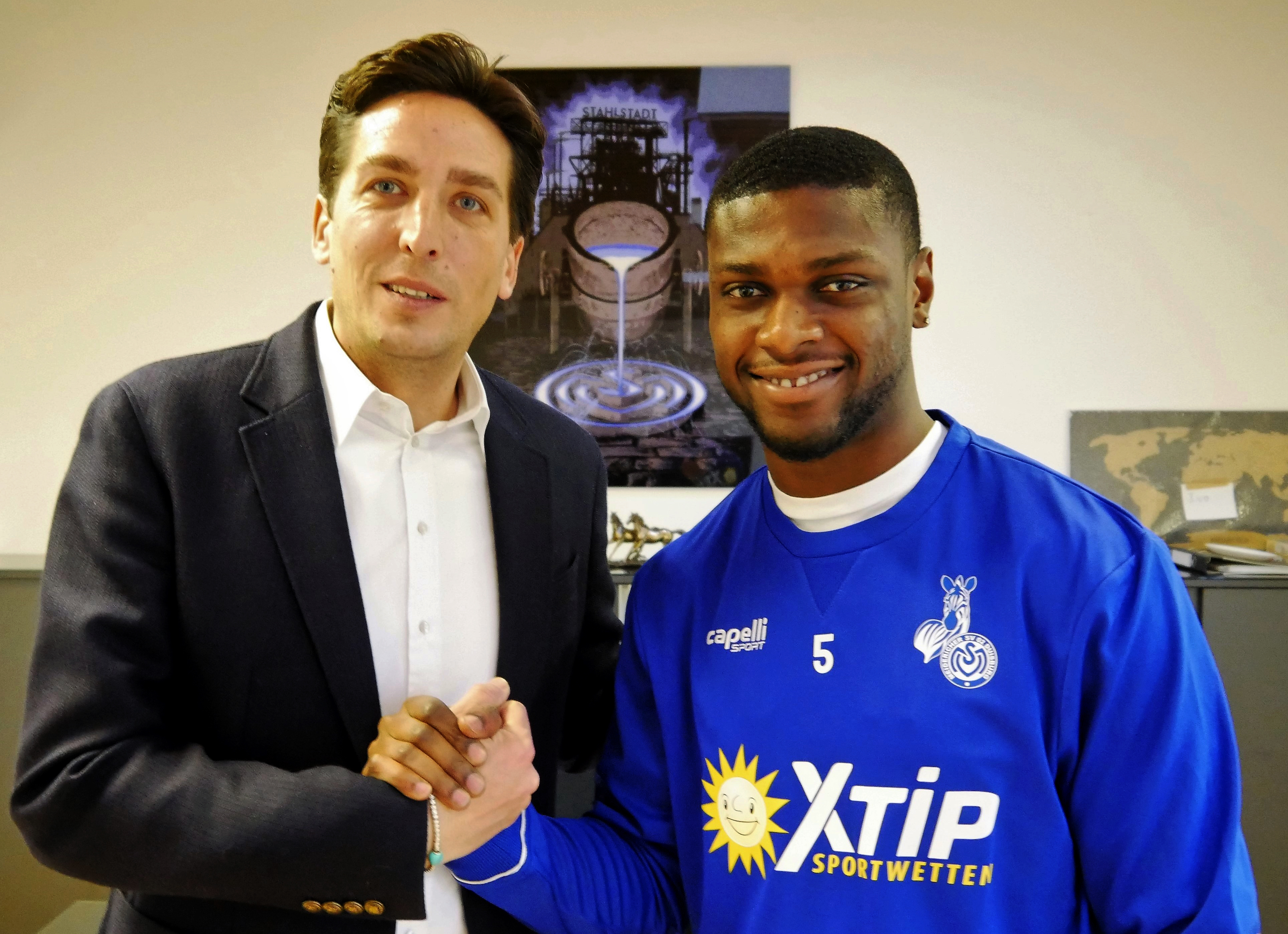 MSV-Sportdirektor Ivo Grlic mit Neuzugang Joseph Baffoe.