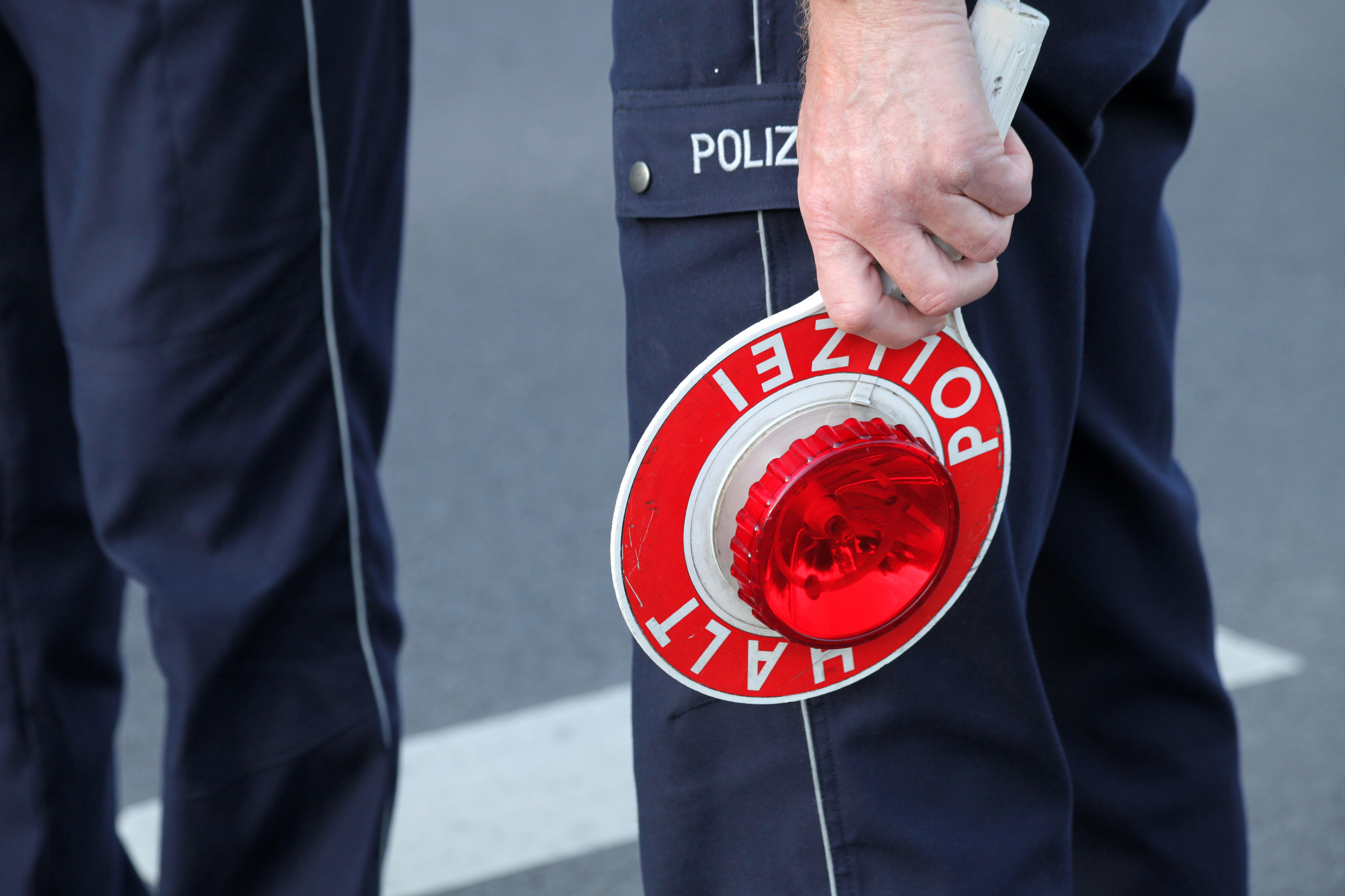 Rettungskräfte brachten den Mann mit schweren Verletzungen ins Krankenhaus.