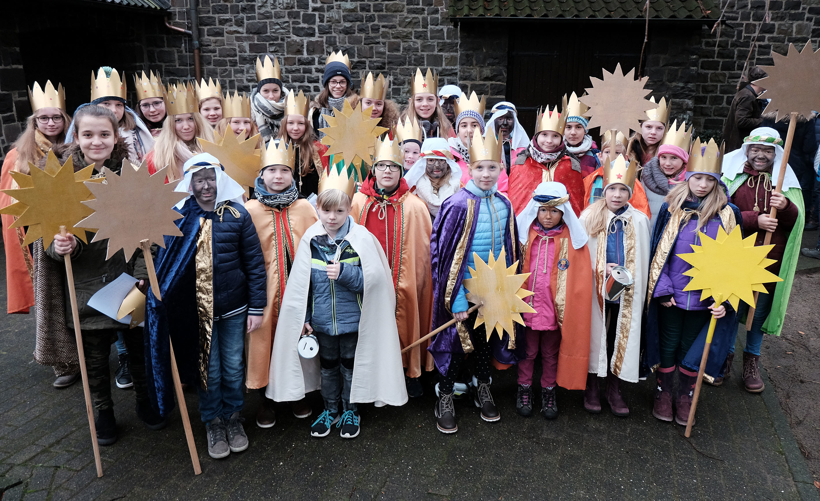 Am Samstag und zum Teil auch am Sonntag zogen die Sternsinger durch die Gemeinden Halterns. In Lippramsdorf beteiligten sich 34 Kinder und Jugendliche an der Aktion. Foto: Pieper