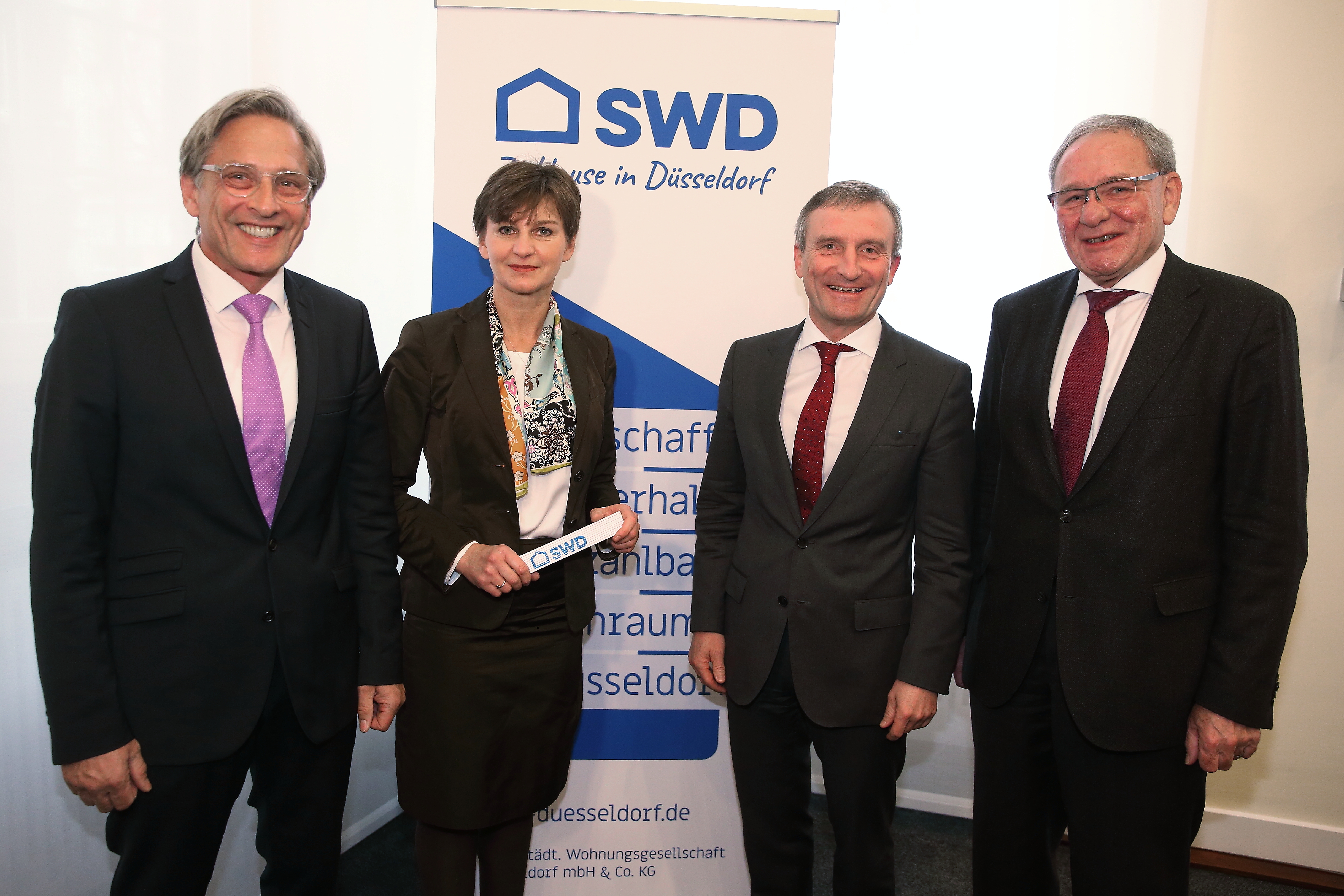 OB Thomas Geisel (2.v.r.) stellt die neu aufgestellte Geschäftsführung der SWD vor mit: Dr. Eva-Maria Illigen-Günther und Dr. Heinrich Labbert (l.). Mit dabei auch Dr. Labberts Vorgänger Jürgen Heddergott (r.).
