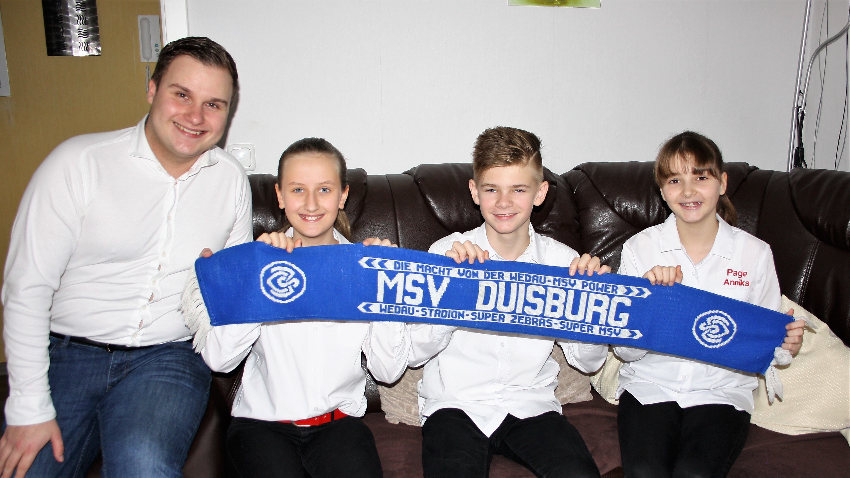 Duisburgs Narrenvolk wird künftig von gestandenen und eingefleischten MSV-Fans regiert. Seine Tollität in spe, Kevin I., Kinderprinzessin Alina I., Kinderprinz Marvin II. und Pagin Annika (v.l.) haben zudem das Herz am rechten Fleck. Ihre Fröhlichkeit ist ansteckend.
Fotos: Reiner Terhorst