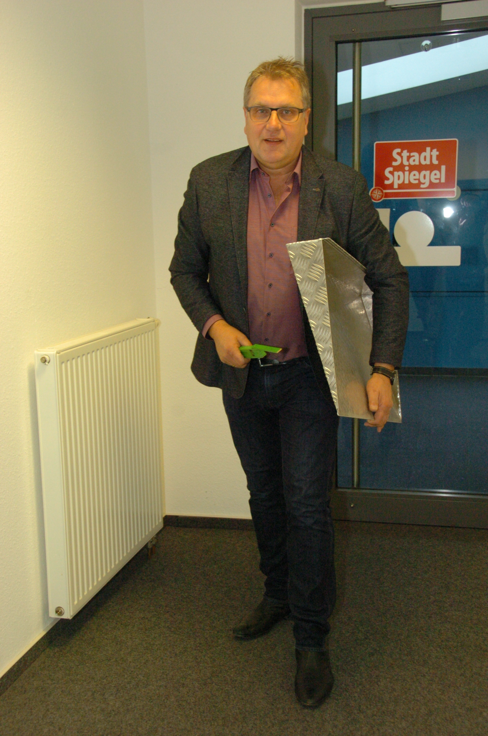Uwe Göddenhenrich demonstrierte bei seinem Besuch in der Stadtspiegel-Redaktion, wie Stolperfallen vermeidbar sind.