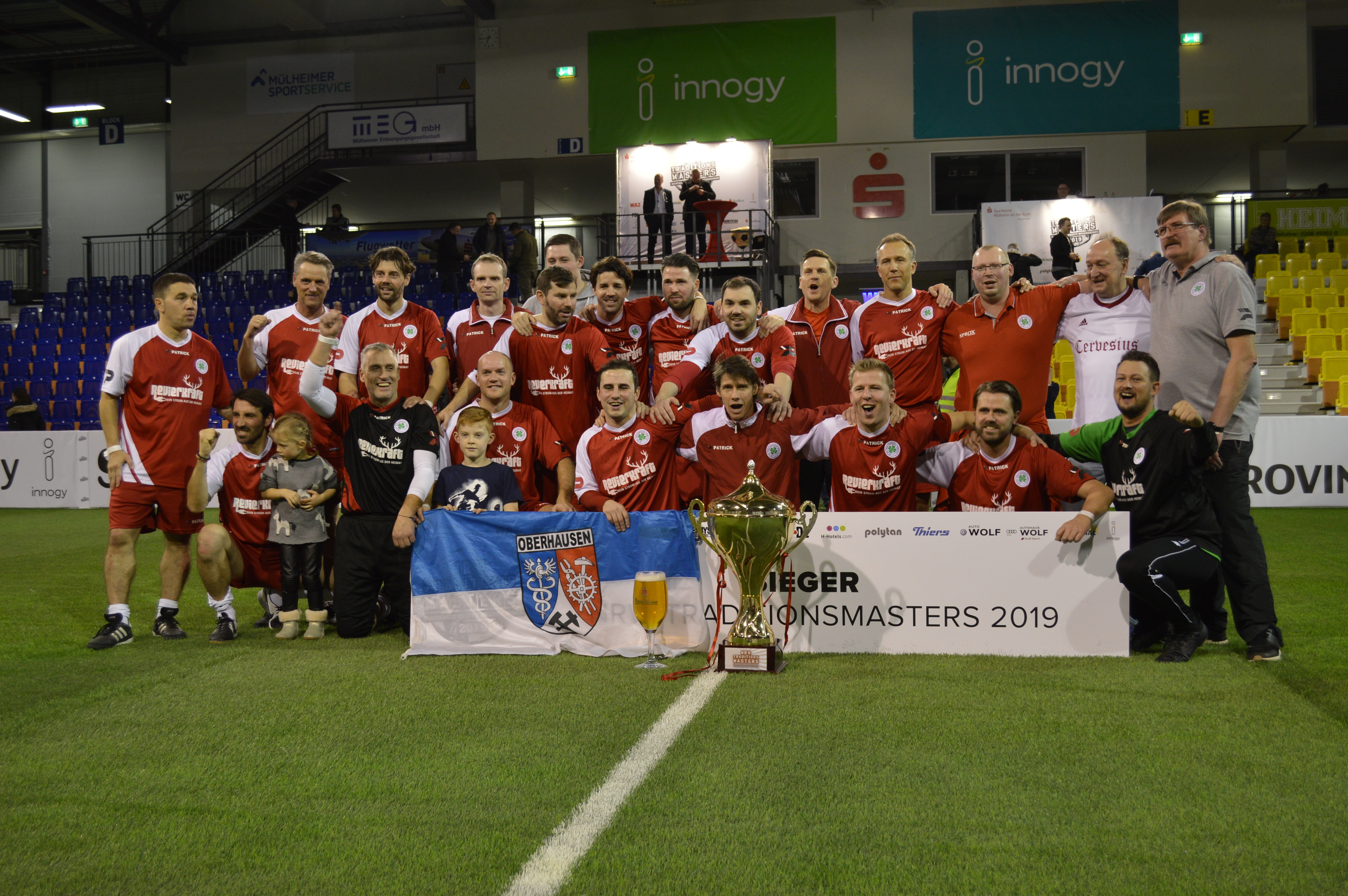 Die Oldies von Rot-Weiß Oberhausen gewannen erneut das NRW-Traditionsmasters in der Innogy Sporthalle.