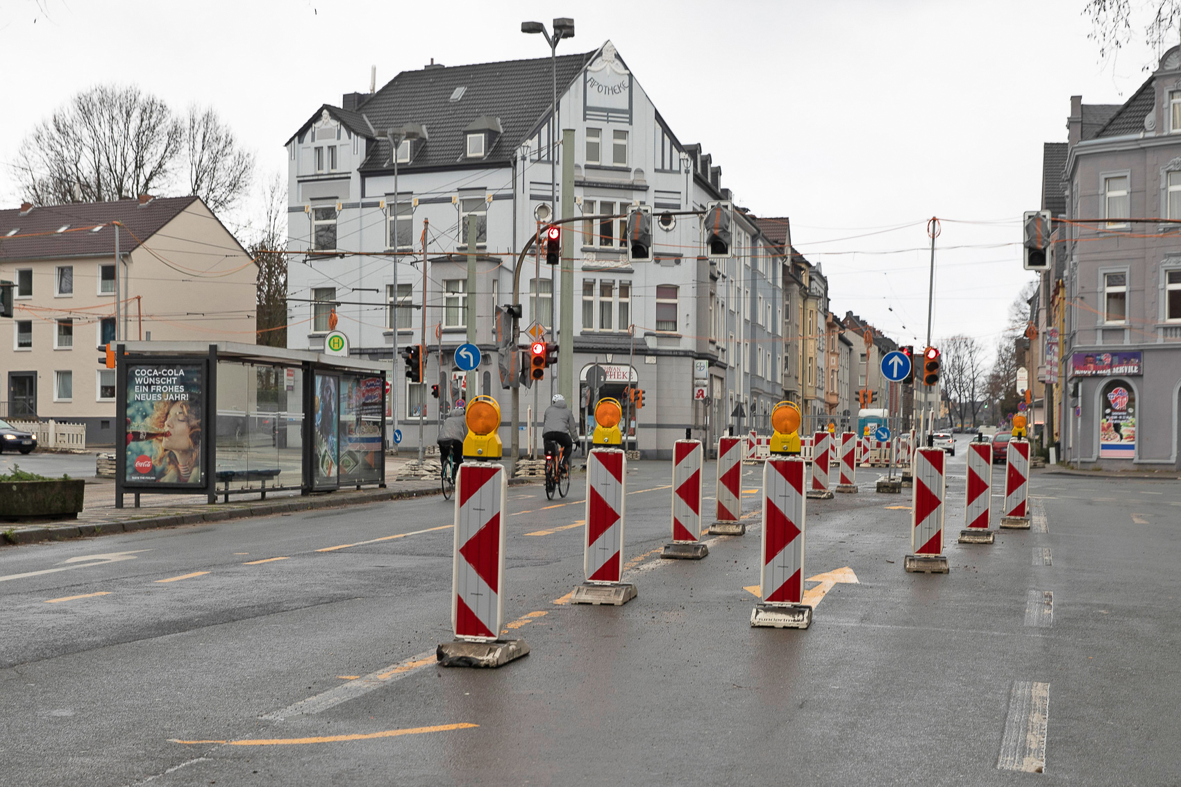 Es gibt noch immer Einschränkungen und jede Menge wegweisende Barken, doch das Fortschreiten der Bauarbeiten ist für die Verkehrsteilnehmer langsam auch sichtbar. Nun werden die Arbeiten auf der Ückendorfer Straße in Richtung Festweg weiter geführt. Der Dördelmannshof benötigt noch eine neue Fahrbahndecke.