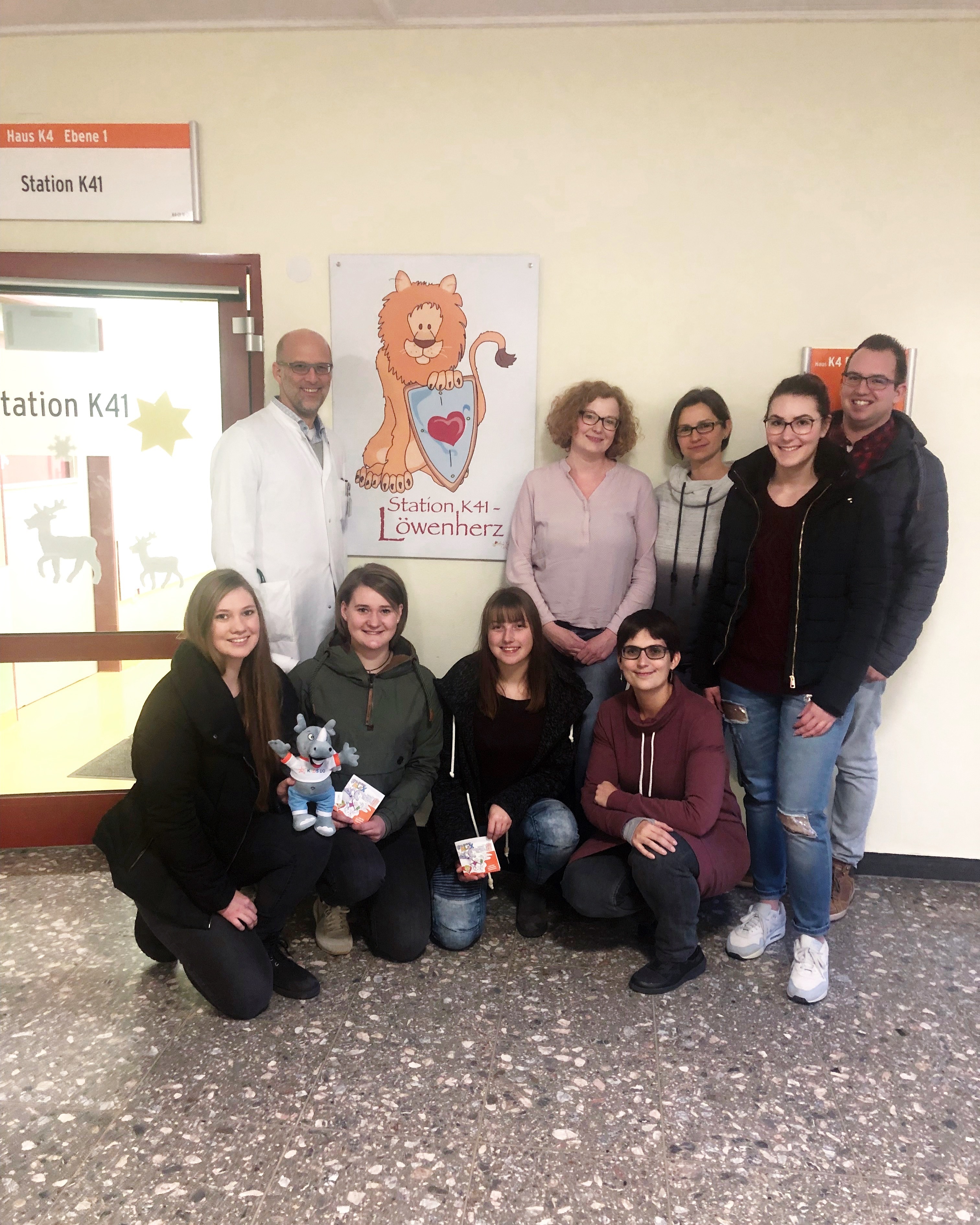Das Projektteam des Karl-Schiller-Berufskollegs will mit Kindern in der Kinderklinik ein Musikvideo drehen.