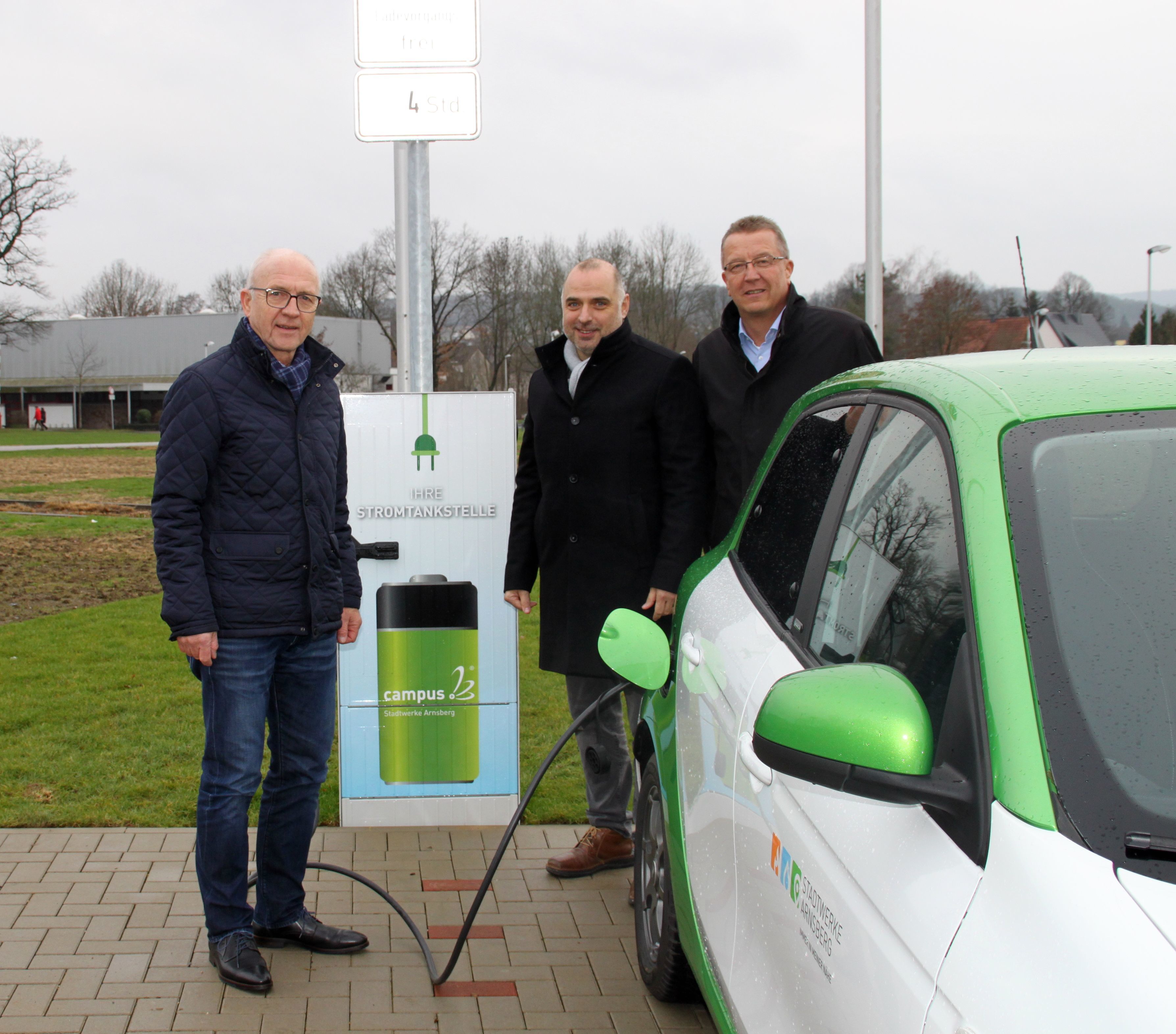V.l.: Wolfgang Schomberg, Geschäftsführer der Stadtwerke Arnsberg, Ralf Paul Bittner, Bürgermeister der Stadt Arnsberg, sowie Bernd Löhr, Leiter des NASS, eröffneten gemeinsam die neue E-Tankstelle.
