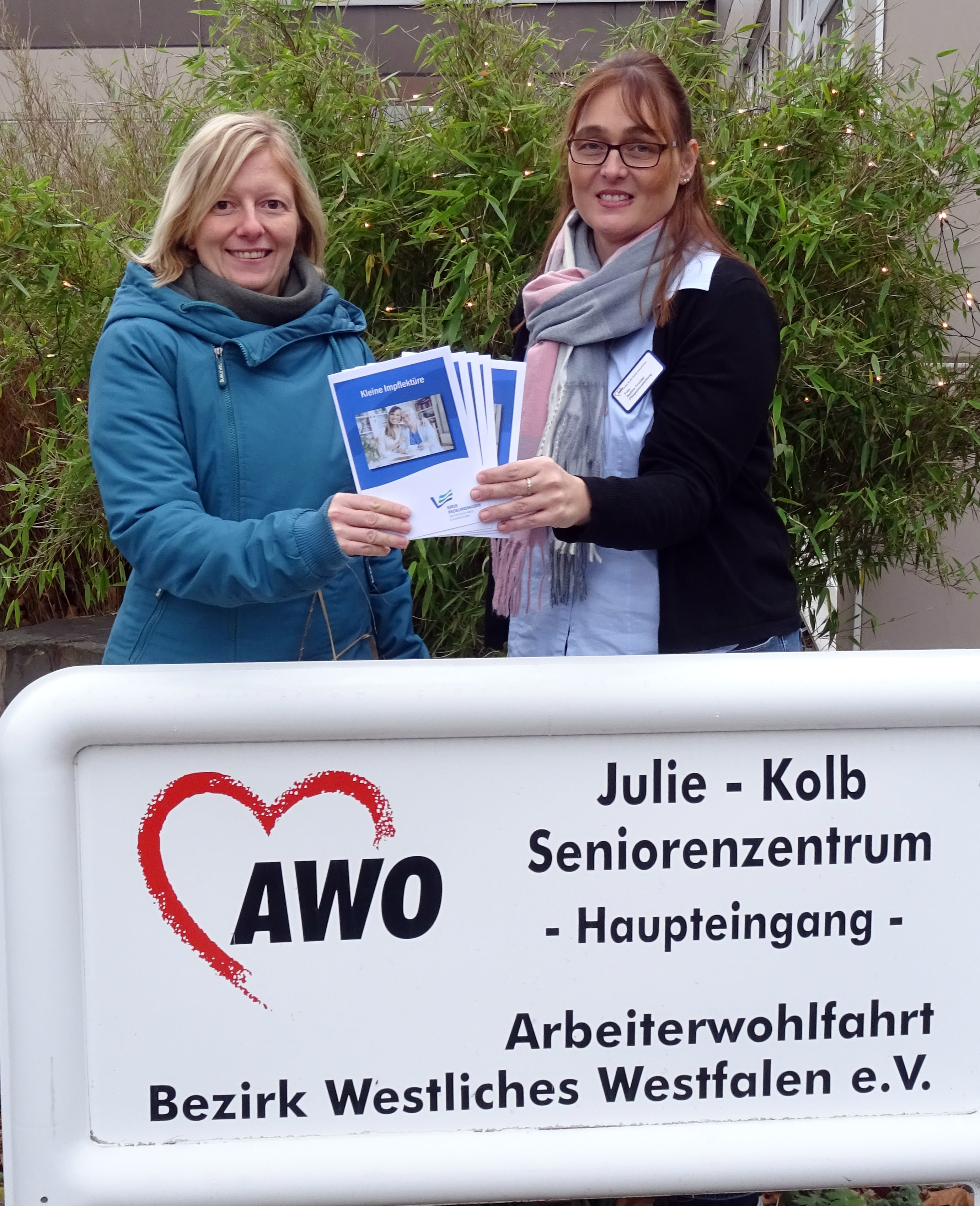 Anika Biel, (li.) Fachärztin des Kreisgesundheitsamts, und Pflegedienstleiterin Nadine Fochler sind gespannt, was die Abfrage zum Impfstatus im Julie-Kolb-Seniorenzentrum der AWO in Marl ergibt. Foto: Kreis