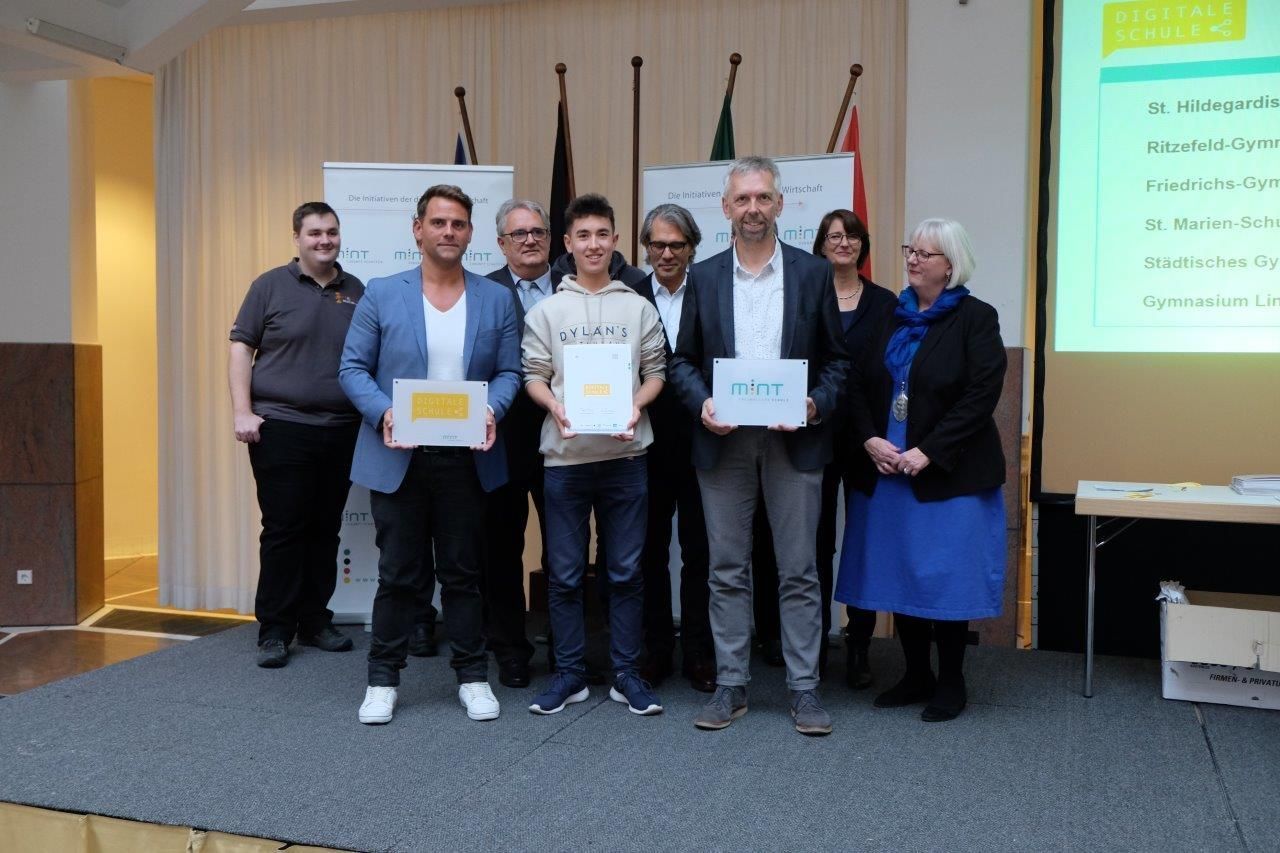 Der MINT-Beauftragte Heiko Miele, Schülersprecher Adrian Lorscheider und der stellvertretende Schulleiter Dieter Nientiedt (v. v. l.) freuen sich über die Ehrung.