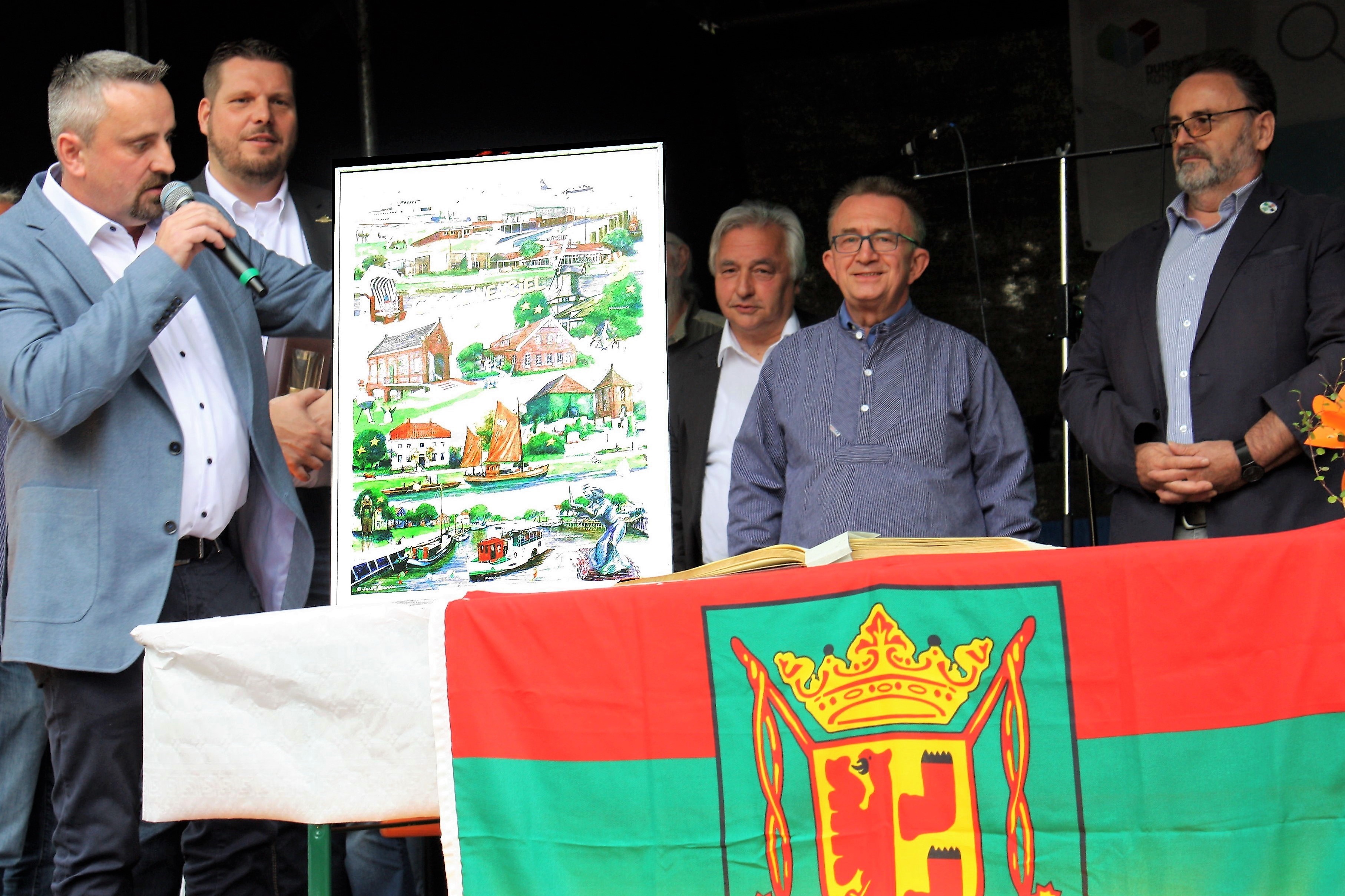 Das Nordseebad Carolinensiel ist stets gern gesehener Gast bei den Neumühler Revierfesten. Im vergangenen Jahr wurde das zehnjährige Bestehen der Partnerschaft gefeiert. Auf dem Foto ist die entsprechende „Würdigung“ festgehalten. V.l. Aus Carolinensiel Ratsherr Simon Lübben und Ortsvorsteher Eike Cornelius, aus Duisburg Bürgermeister Volker Mosblech, Reiner Terhorst und Bezirksbürgermeister Uwe Heider.
Foto: Jürgen Hovorka