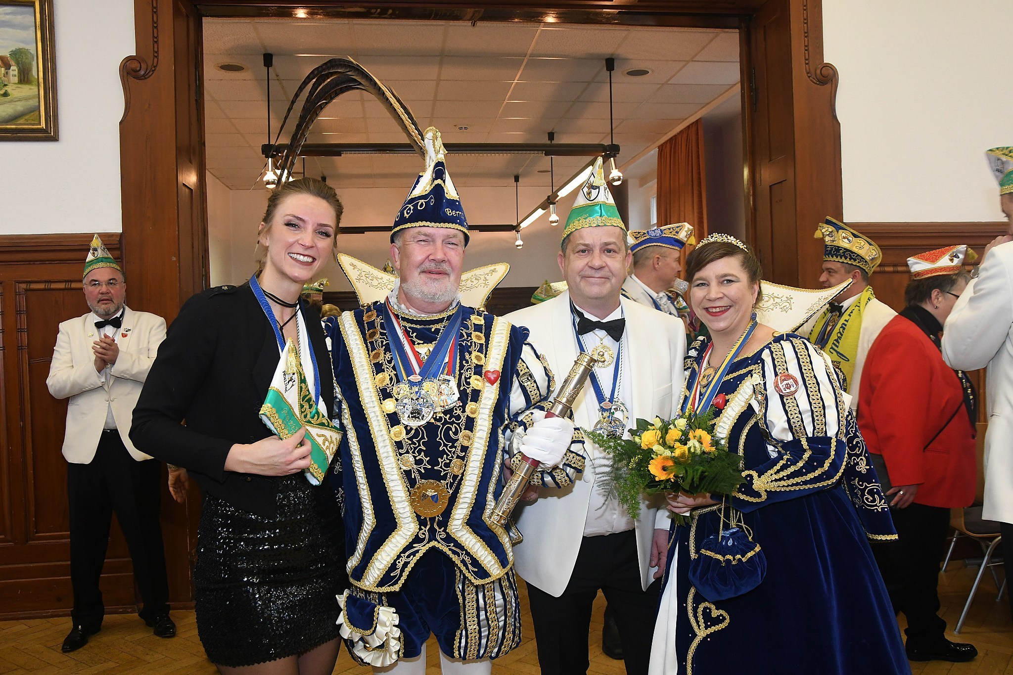 Tolles Bild: Ehrenmitglied Dana Pelizaeus und Ehrensenator Frank Schwank mit dem Essener Stadtprinzenpaar. Fotos: Janz