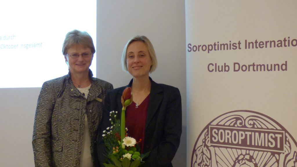 (links) Präsidentin Beata Kulicki, SI Club Dortmund, (rechts) Birgit Naujoks, Geschäftsführerin des Flüchtlingsrates NRW - Foto: Bettina Brökelschen