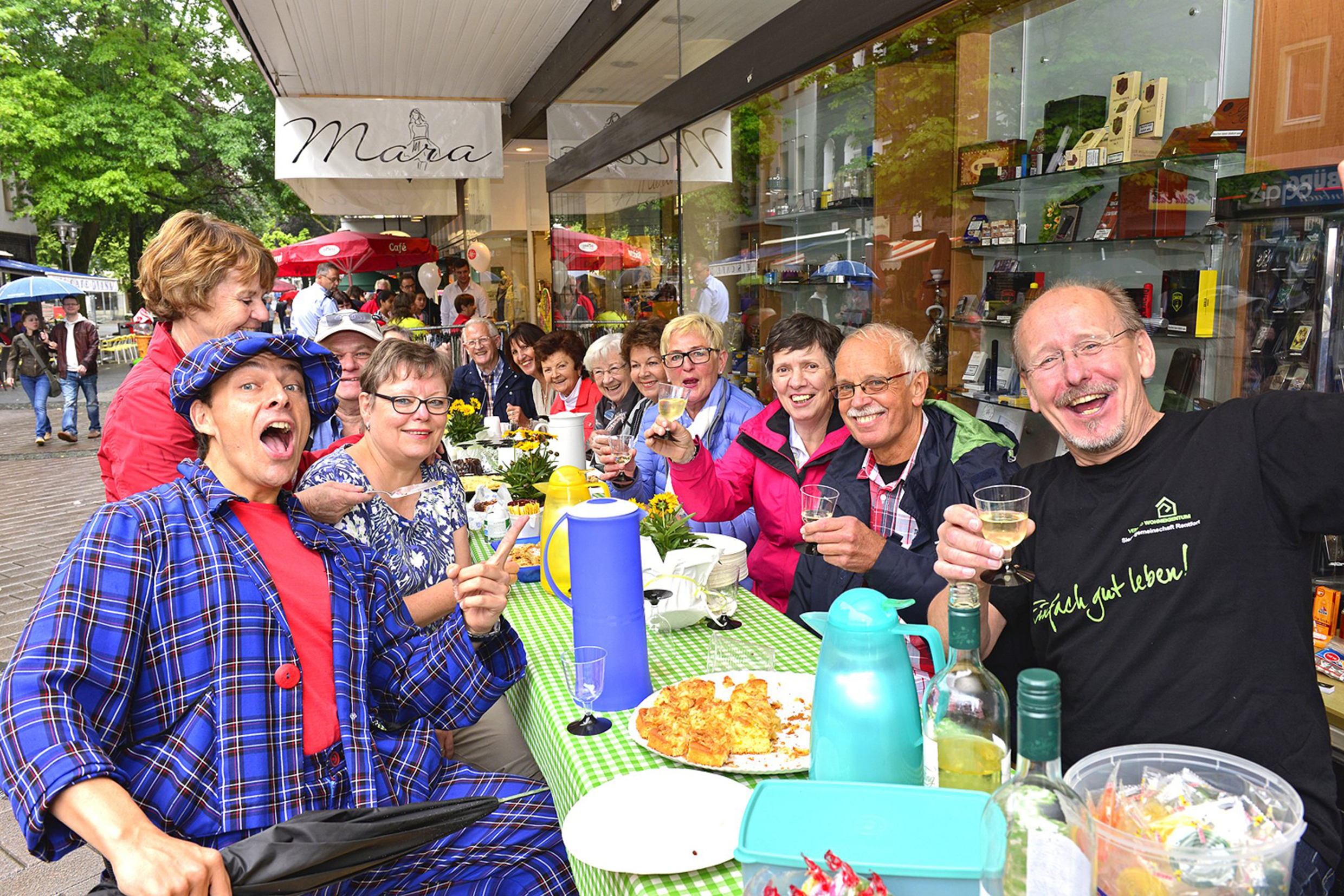 In Sachen "Stadtpicknick" verfügen die Gladbecker ja bereits über jede Menge Erfahrungen. Dies können Interessenten im Stadtrechte-Jubiläumsjahr erneut unter Beweis stellen, wenn sich am 21. Juli der Rathausplatz in eine mediterran anmutende Piazza verwandelt.