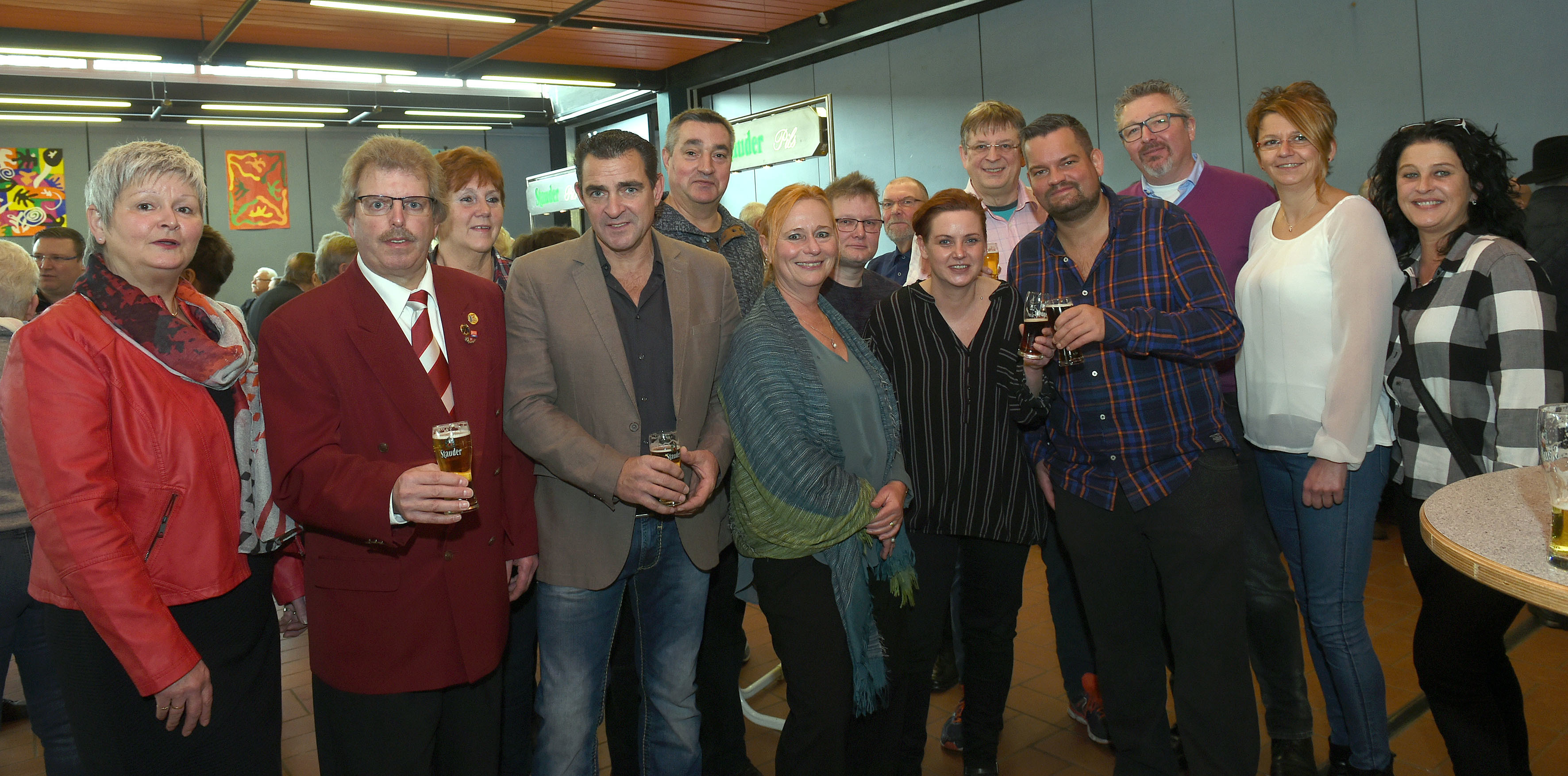 Im letzten Jahr beim Neujahrsempfang dabei: Ria Diel (1. v.l.) und Andre Farbritz (2. v.l.) mit Mitgliedern des Sportvereins Altendorf 09.