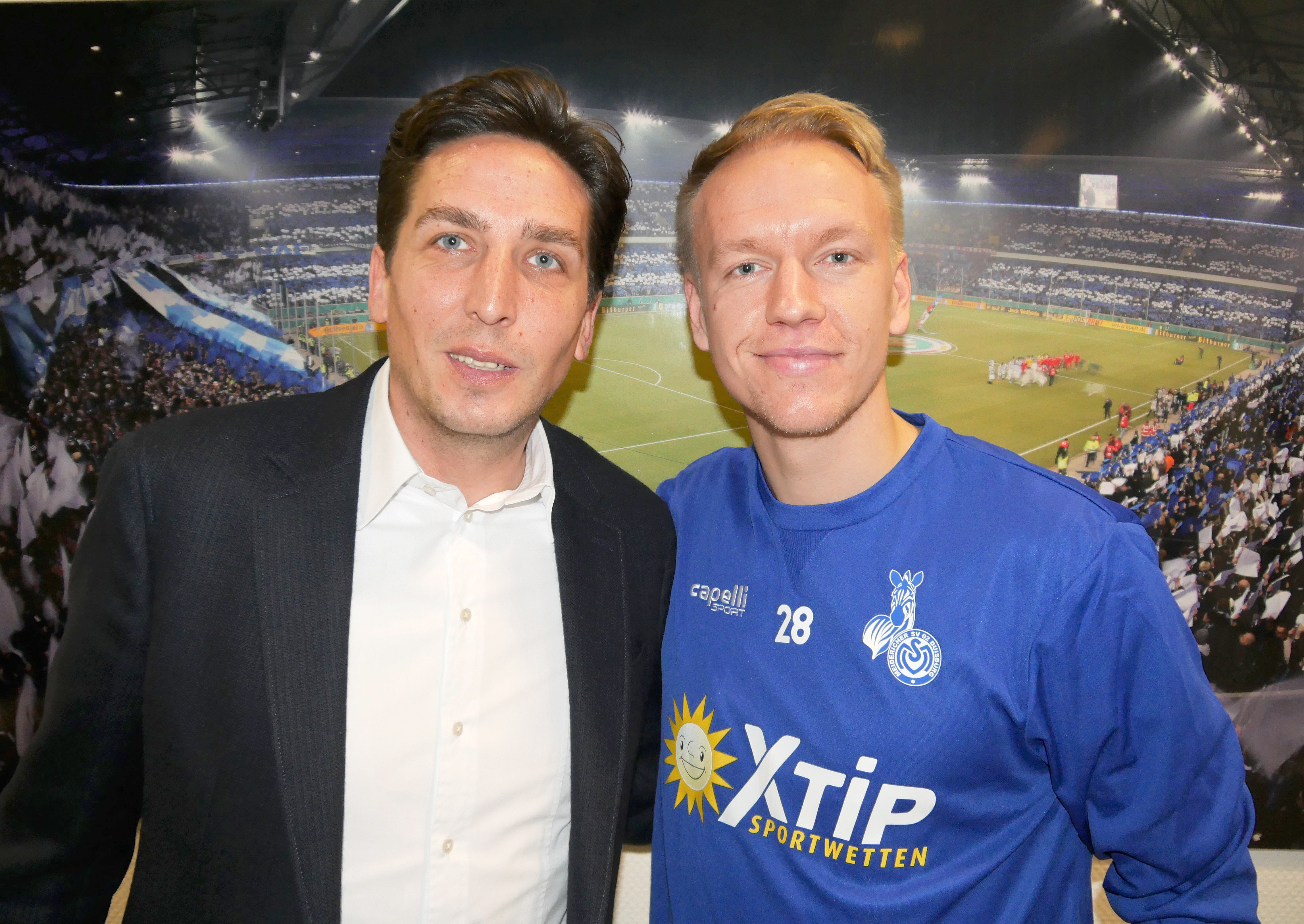 MSV-Sportdirektor Ivo Grlic präsentiert mit Havard Nielsen Winterzugang Nummer drei beim MSV. Foto: Verein