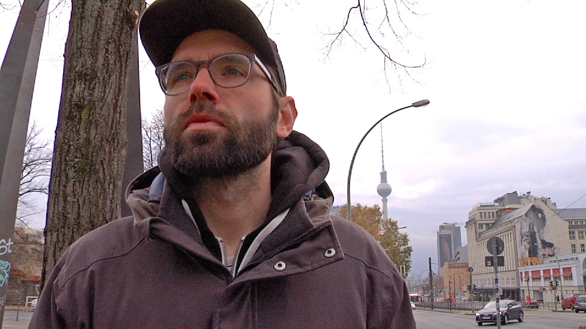 In dem „Mockumentary”-Film sah man Roman Pilgrim in seiner dargestellten neuen Wahlheimat Berlin mit dem Funkturm im Hintergrund. Doch nun weiß man: Es war alles nur ein gelungener „Fake“.