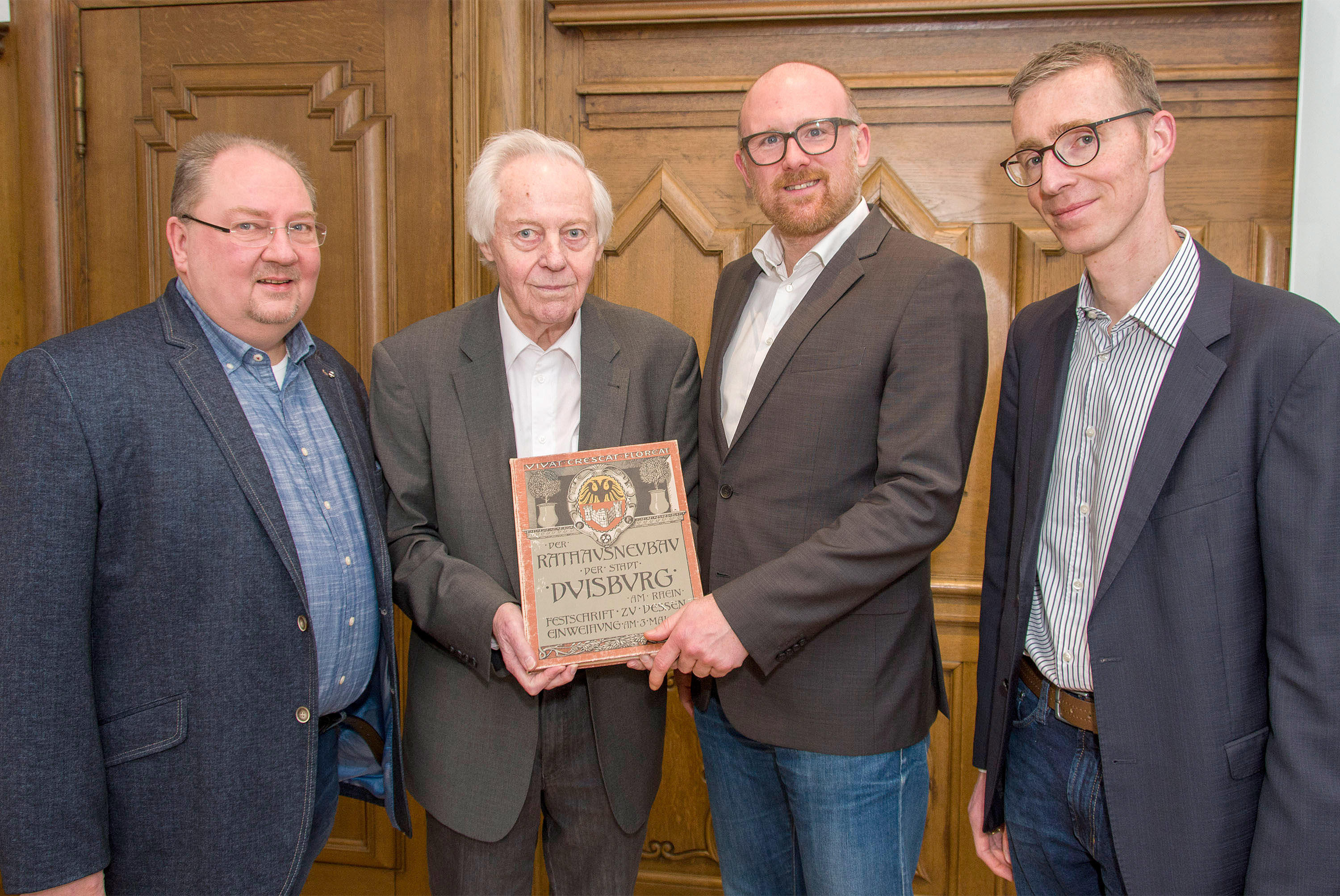 Bezirksmanager Jürgen Konkol, Winfried Boeckhorst, Sören Link und Dr. Andreas Pilger (Leiter des Stadtarchivs, von links) bei der Übergabe der Festschrift. Foto: Uwe Köppen/Stadt Duisburg