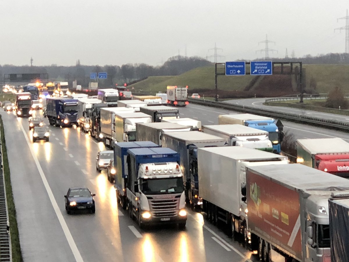 Stau ab dem Kamener Kreuz auf der A1: Auf nasser Fahrbahn brach heute Nachmittag ein LKW aus. Archiv-Foto: Anja Jungvogel