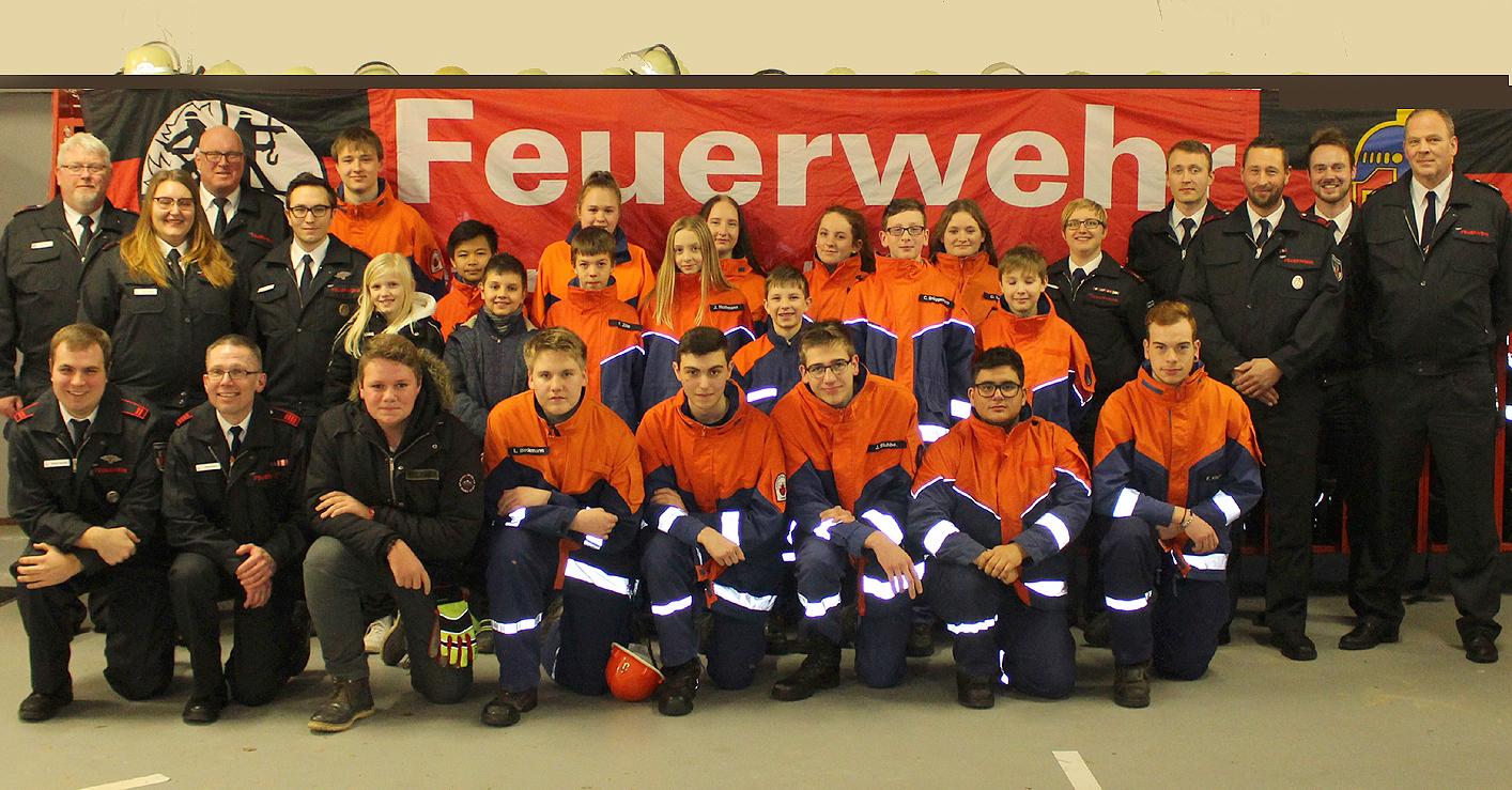 Foto © Jürgen Thoms - Jugendfeuerwehr der Kreisstadt Unna -Gruppe West- bei der Mitgliederversammlung am 01. Januar 2019 mit Stadtbrandinspektor Hendrik zur Weihen, dem stellvertretenden Wehrleiter Michael Hartmann und Stadtjugendfeuerwehrwart Patrick Schüssler