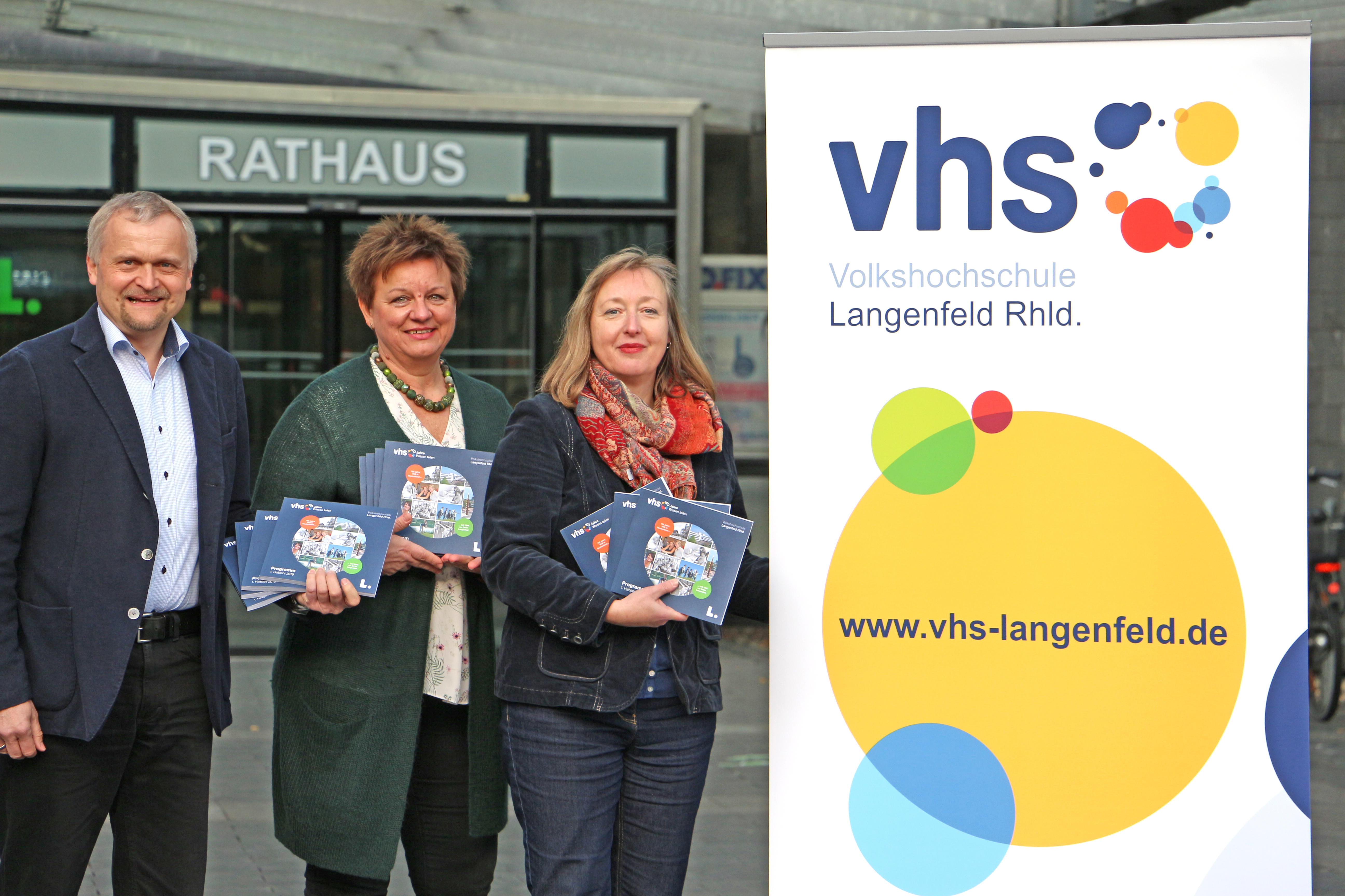 Stellen das neue Programm vor (v.l.n.r.): Christian Fliegert (Leiter der VHS), Ursula Niebuhr (HPM) und Suyin Scheid-Hennig (stv. Leiterin der Vhs). Übbrigens: Am Samstag, 12. Januar, findet im Kulturzentrum Sonderberatungstag zum Semesterstart statt. Foto: vhs