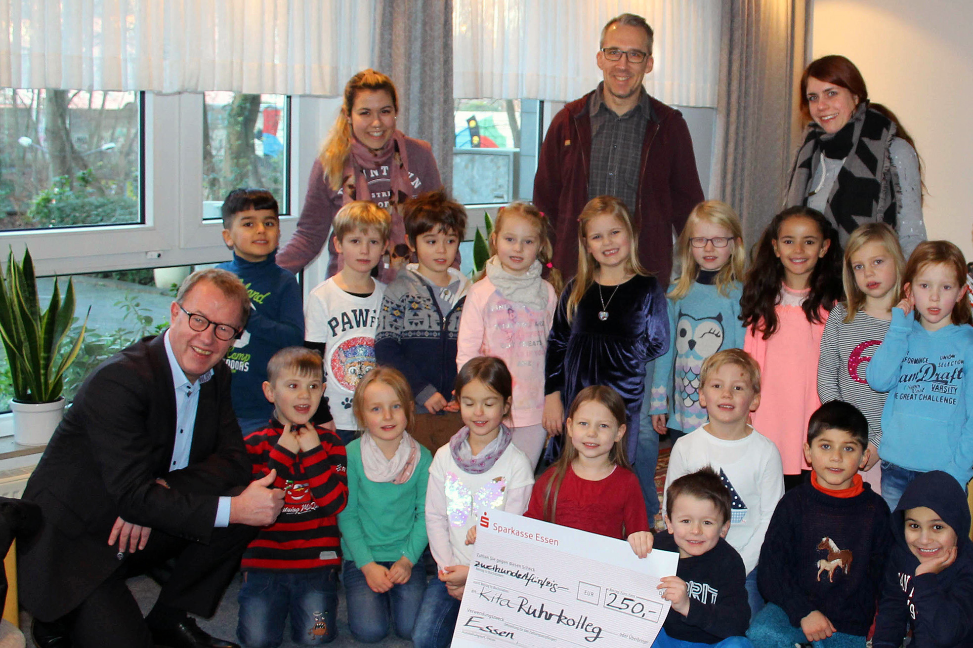 Die Kinder freuen sich über das großzügige Engagement.