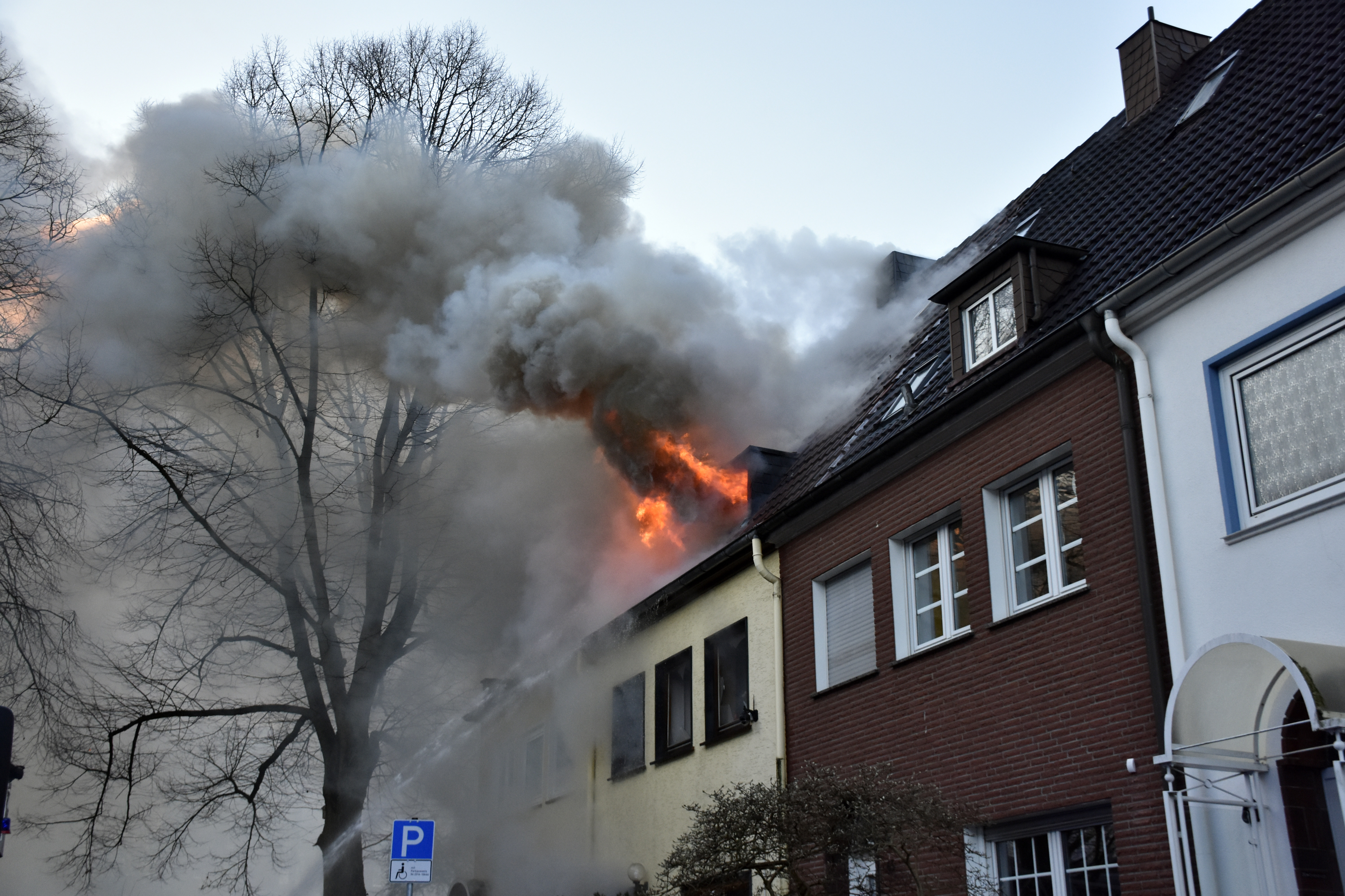 Dichter Rauch und Flammen drangen aus Fenstern und Kamin des Hauses. Wegen der massiven Rauchentwicklung musste zudem die Bevölkerung im Umkreis aufgefordert werden, ihre Fenster und Türen geschlossen zu halten.
