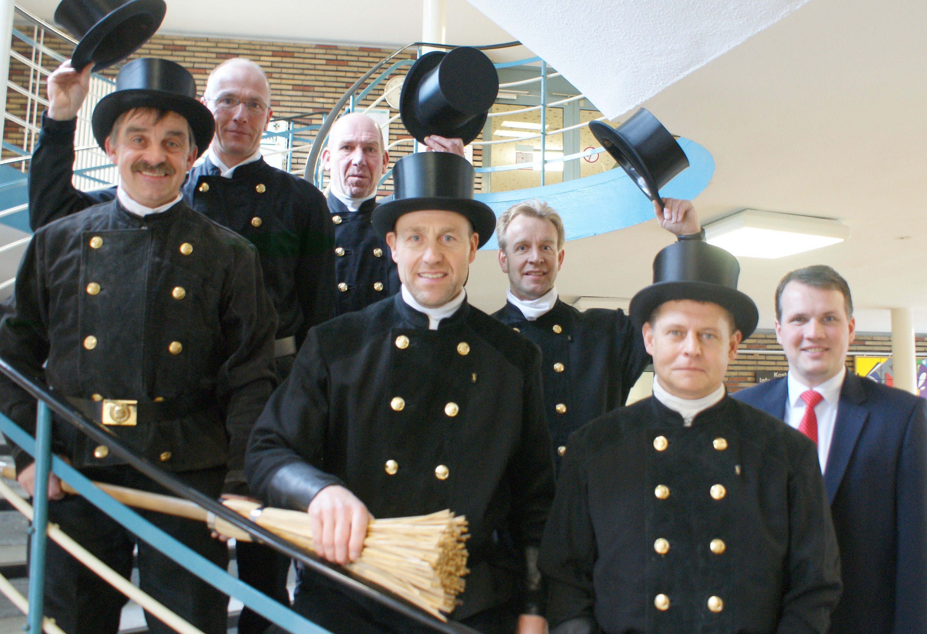 Das Bild zeigt (von links) Michael Rößler (Bezirk Östrich), Matthias Rittmann (Bezirk Holsterhausen und Deuten), Norbert Faßbender (Bezirk Hervest und Holsterhausen), Frank Seegler (Bezirk Feldmark / Hardt), Wilfried Jacobs (Bezirk Barkenberg und Teile von Alt-Wulfen), Andreas Voskort (Bezirk Hervest und Teile von Alt-Wulfen), Bürgermeister Tobias Stockhoff.