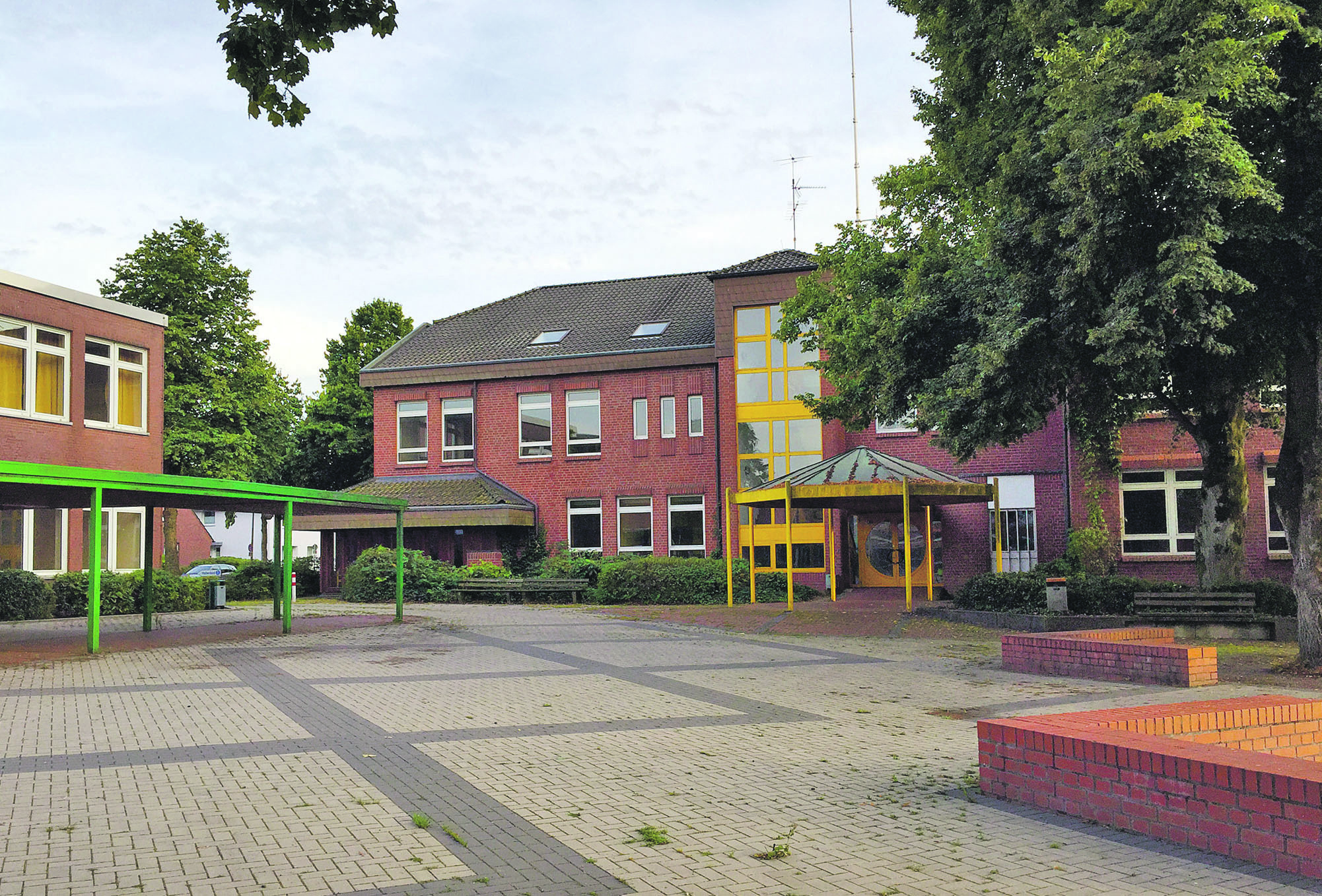 Nachdem die ehemalige Laurentiusschule von der Bezirksregierung als Unterkunft wieder geschlossen wurde und auch das Michaelisstift als städtische Unterkunft keine Flüchtlinge mehr beherbergt, ist die Organisation der Flüchtlingshilfe Lembeck/Rhade nicht mehr notwendig.