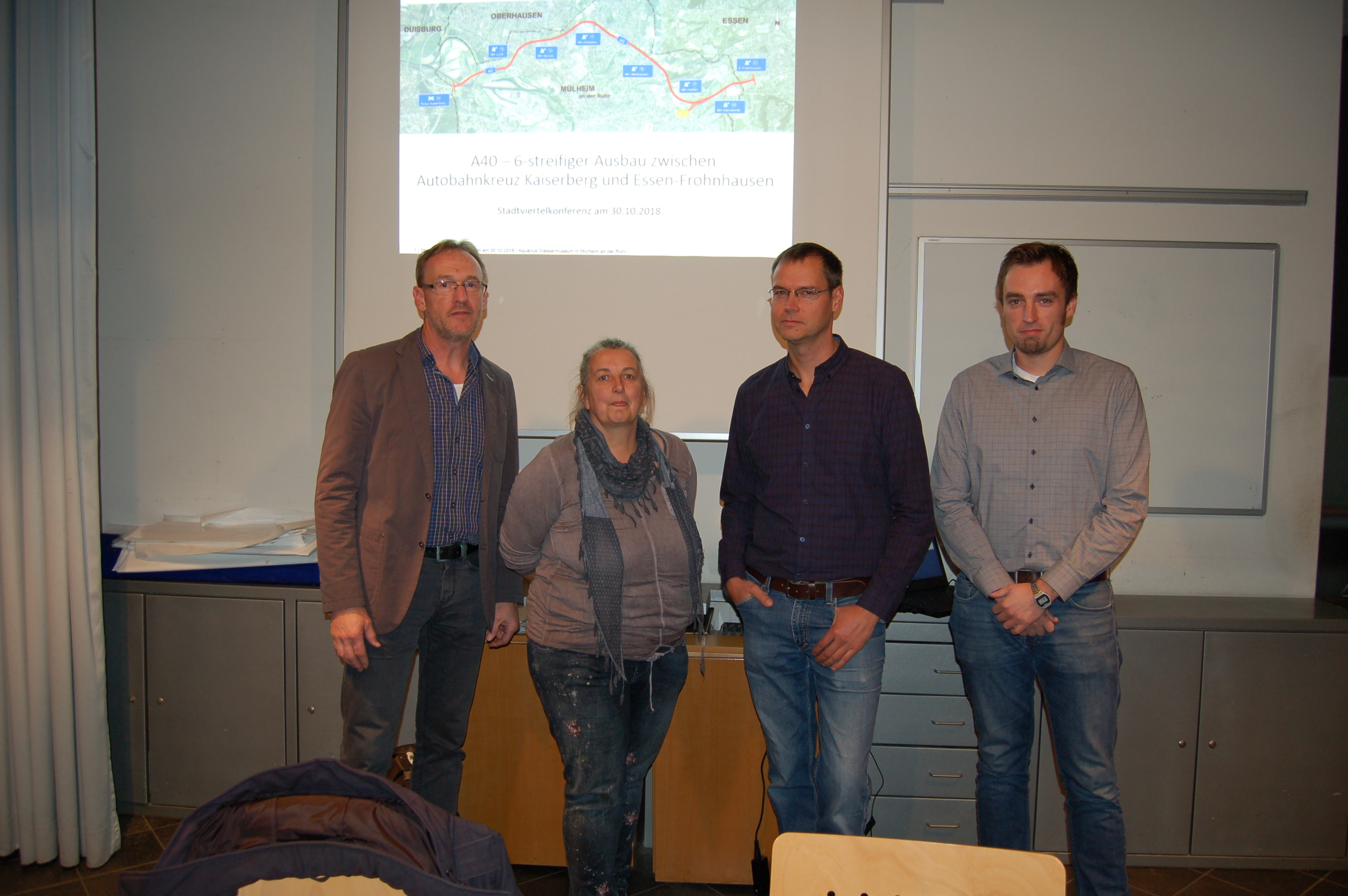 (v.l.) Max Schürmann, Moderator der Stadtviertelkonferenz, Beate te Klodt (Aquarius Wassermuseum) sowie Frank Hinterlandt und Michael Banken von Straßen.NRW