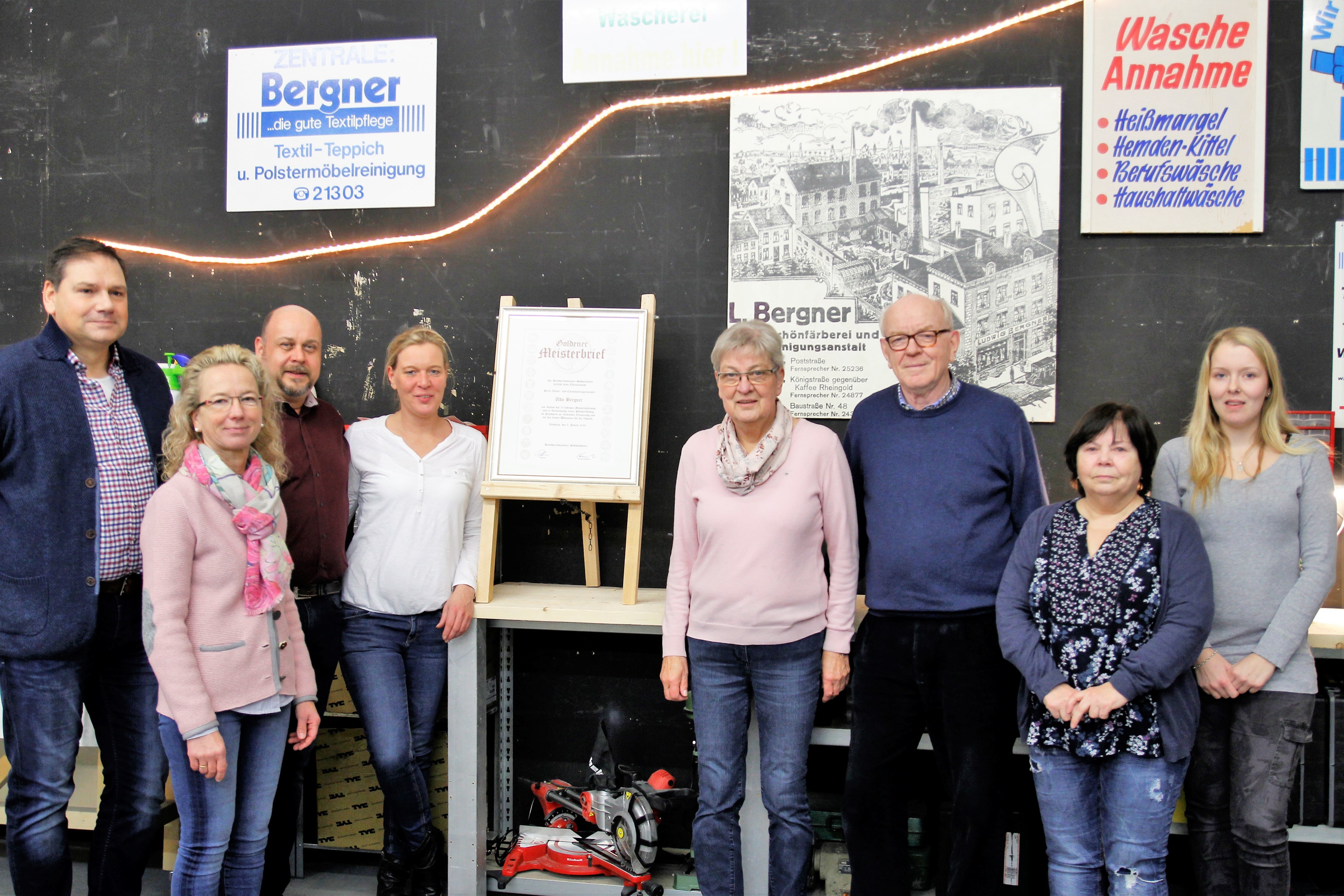 v.l. Ralf Schumann, Monika Schumann, Martin Bauer, Andrea Bergner, Ehefrau Catharina Bergner, Udo Bergner, Marina Hassmann (seit 50 Jahren im Unternehmen) und Enkeltochter Sahra Bergner.