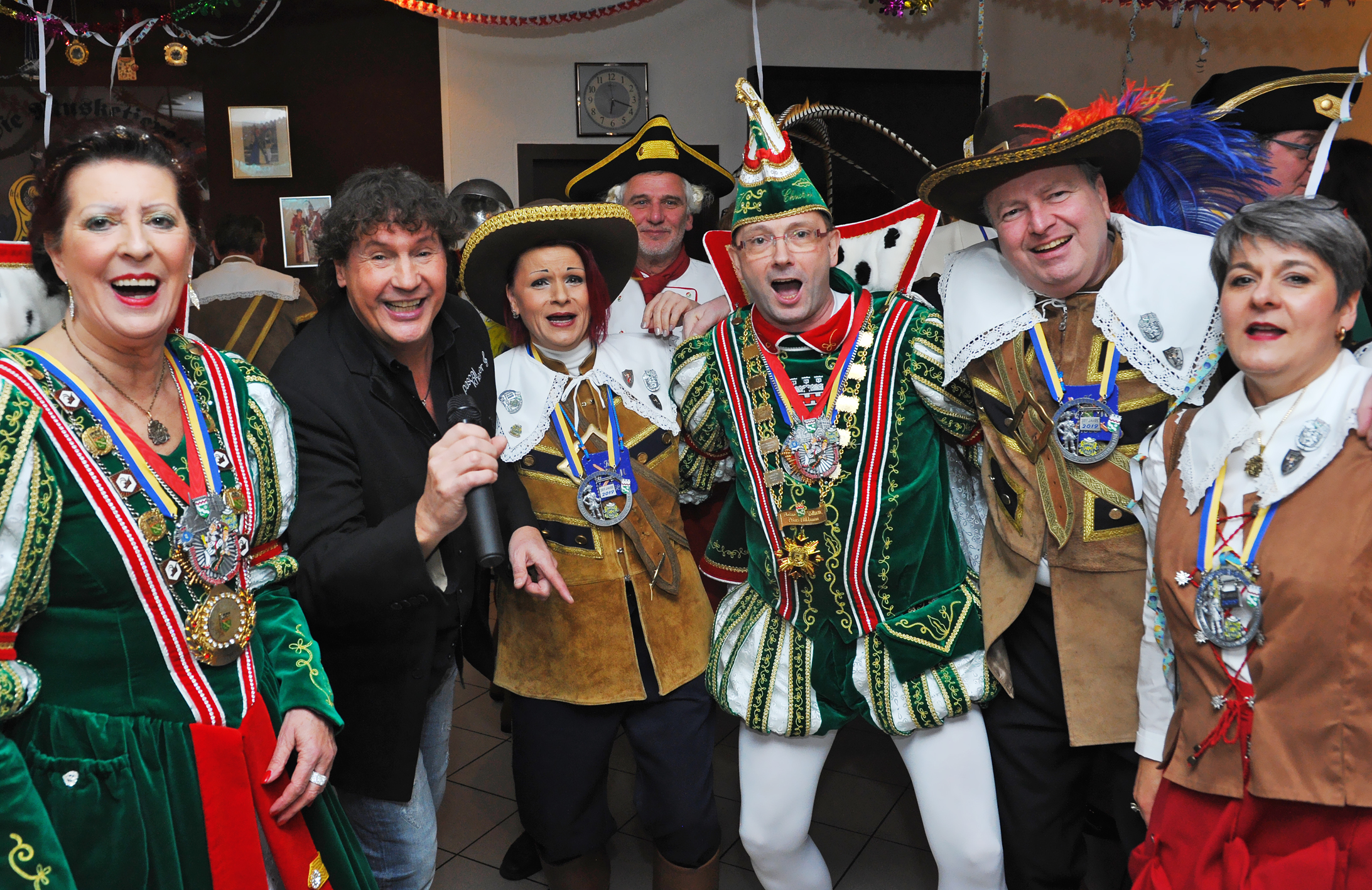 Fröhlich weihten die Hildener Karnevalisten am vergangenen Samstag die neue Prinzenburg ein. Foto: Michael de Clerque