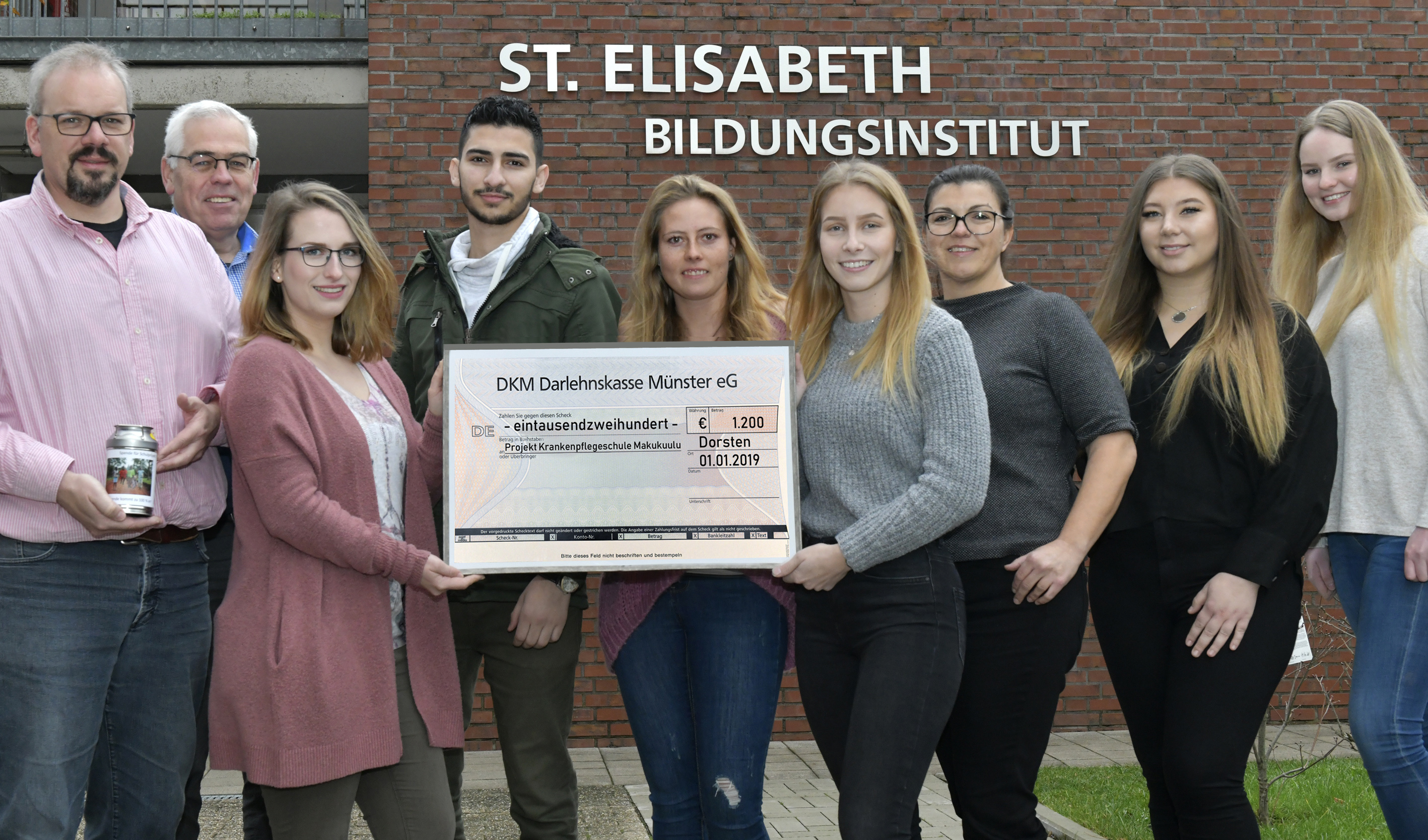 Stolz überreichen die Pflegeschüler und Lehrer des St. Elisabeth Bildungsinstitutes den Scheck für Schüler und Auszubildende in Makukuulu, Uganda.