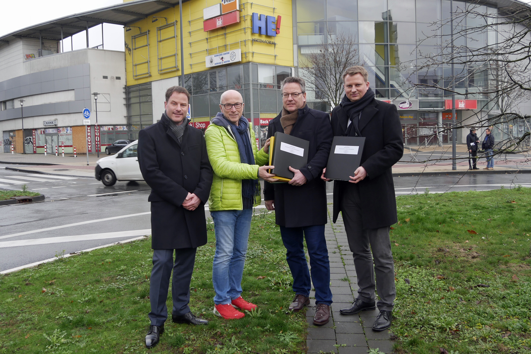 Bürgermeister Fred Toplak (2. v. l.) und Baurat Christoph Heidenreich (rechts) nehmen den Antrag von Dr. Stephan Schnitzler, Geschäftsführer von „Phoenix Development“ (3. v. l.) entgegen. Mit dabei ist Jens Greguhn (links) von der Firma SQM, die sich um die Vermietung des geplanten Einkaufszentrums kümmert.